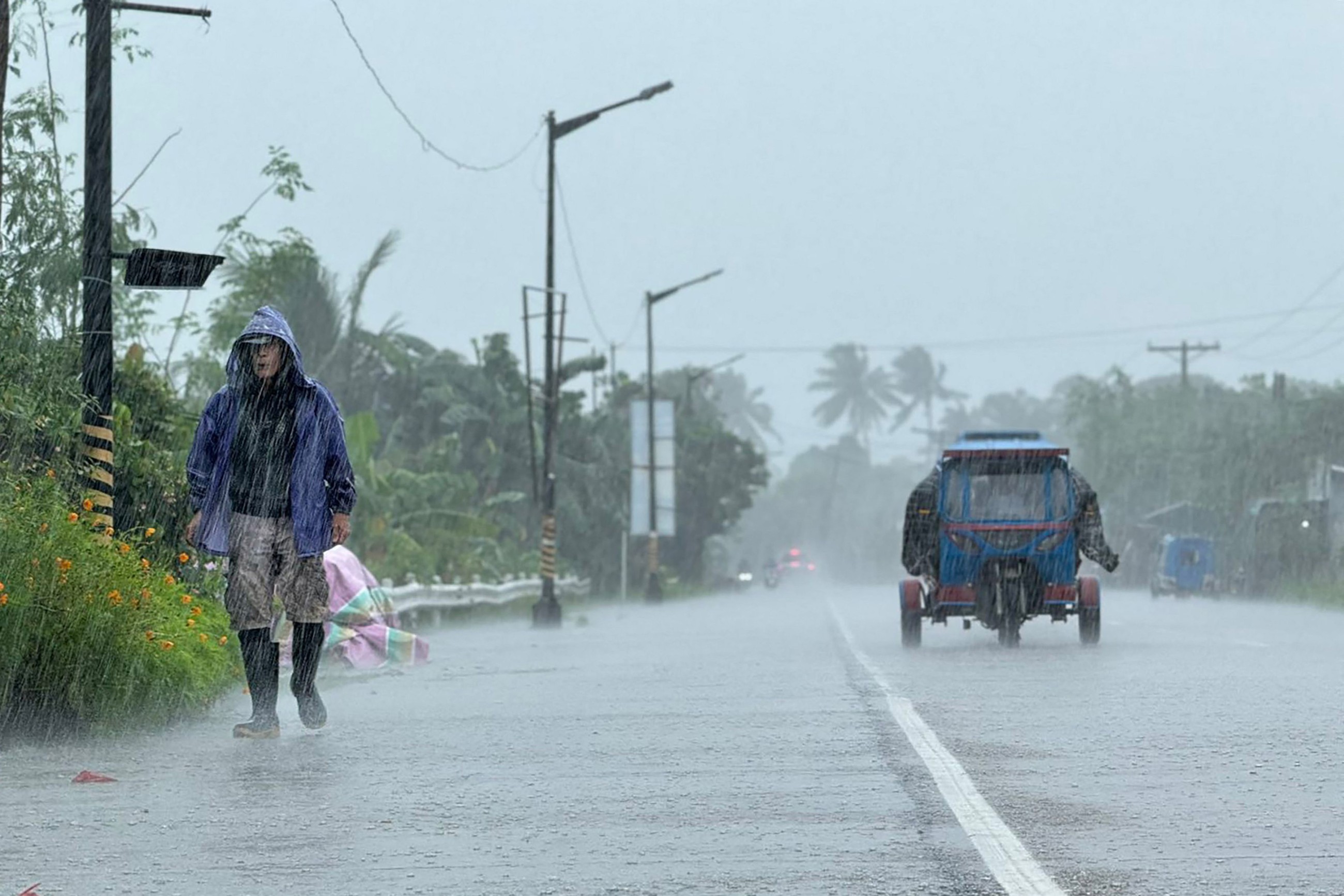 Thousands evacuated in Philippines as super typhoon nears land