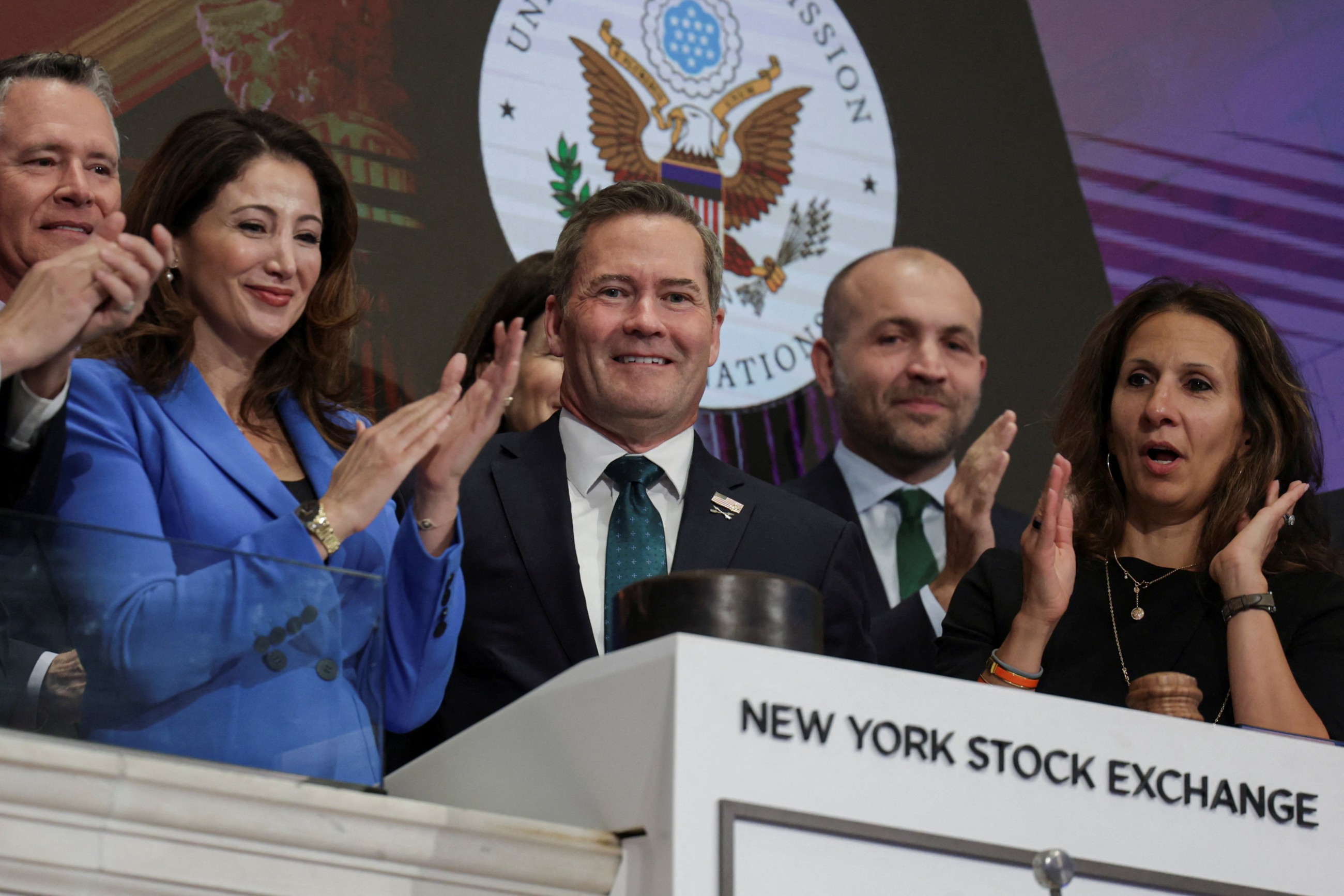 Stocks ride the AI rush and gold gains; Powell speech in focus