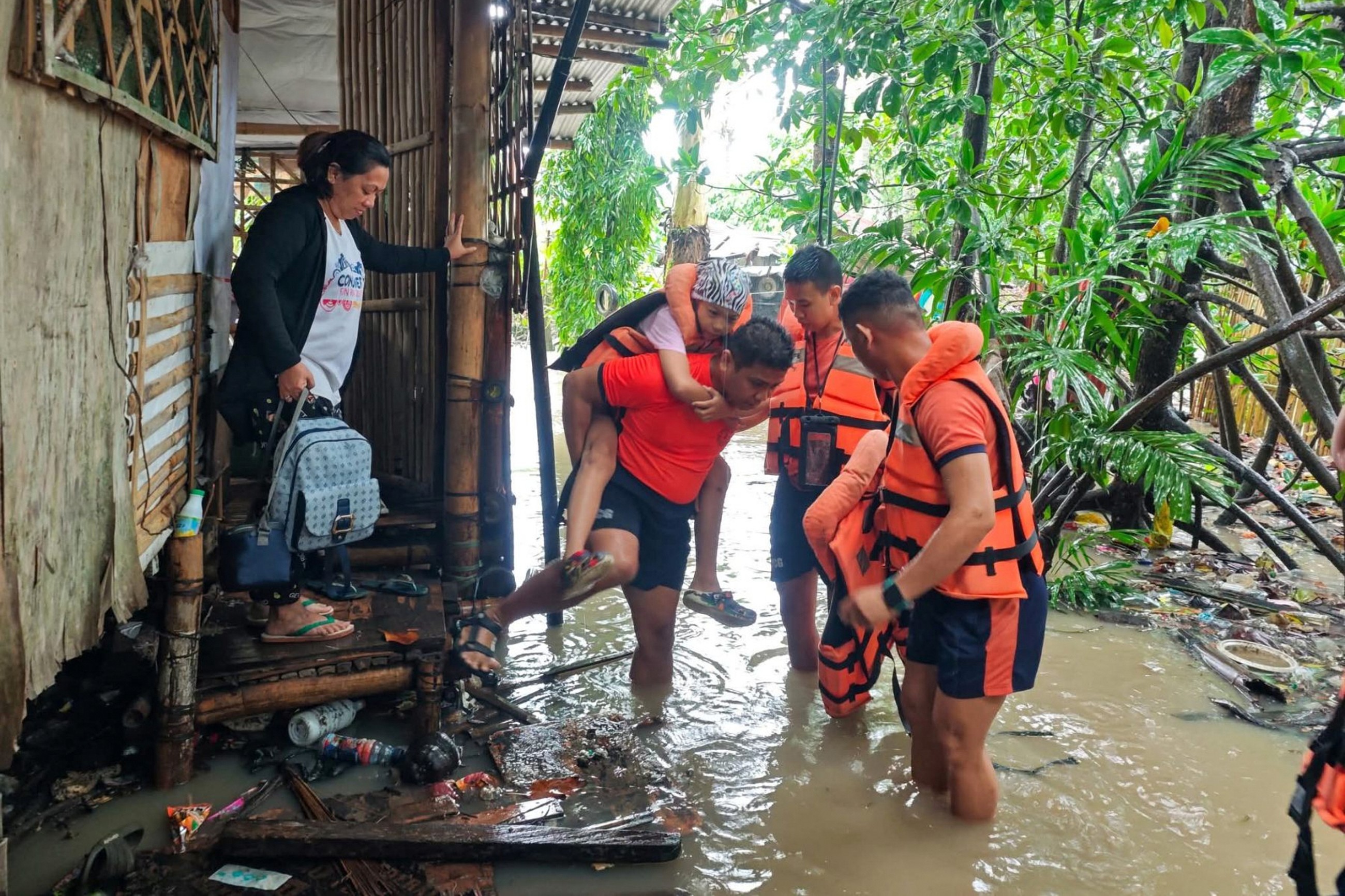 10 dead, 400,000 evacuated as fresh storm batters Philippines
