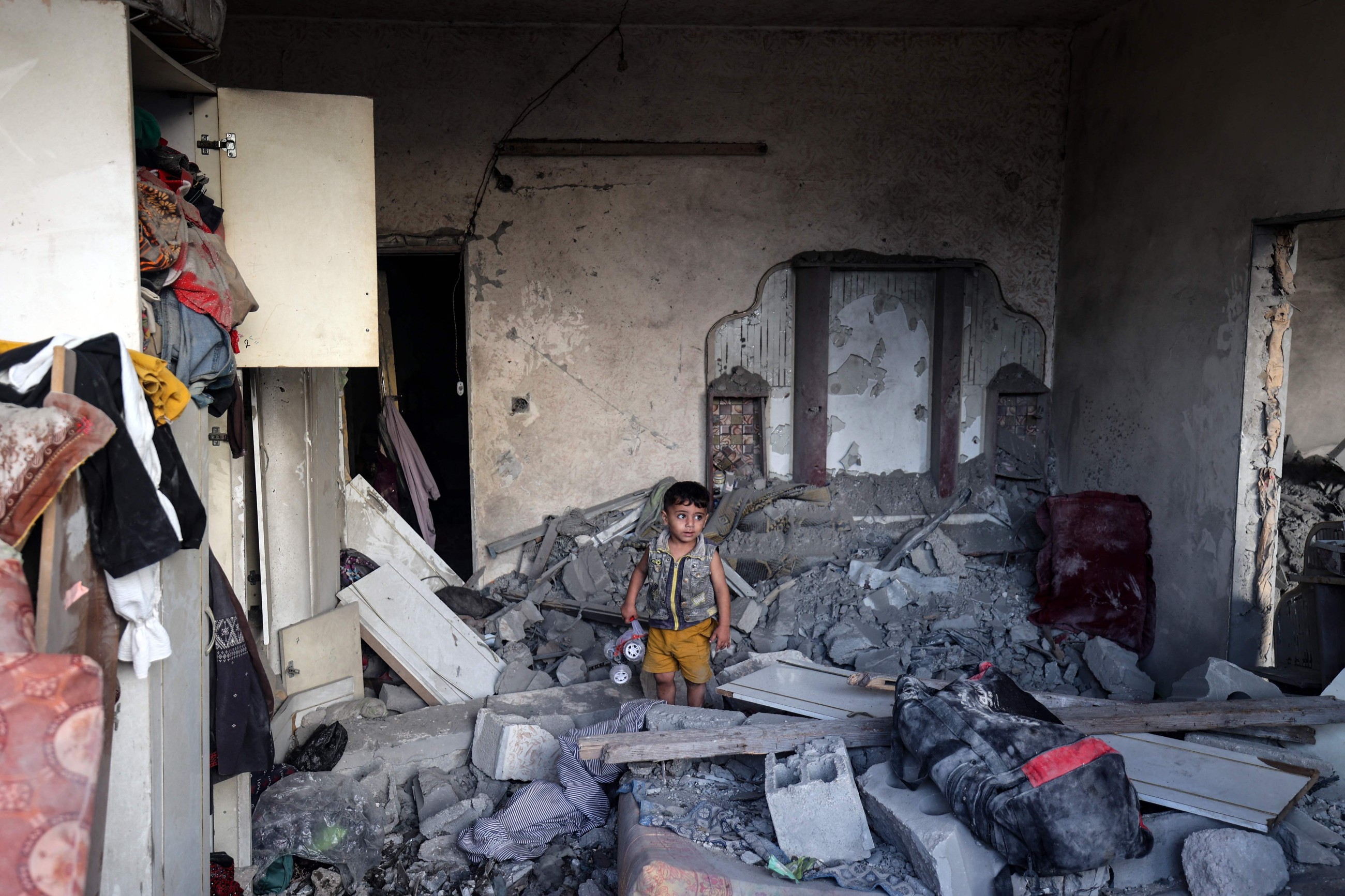 Many trapped residents make desperate calls for help as tanks thrust deeper into Gaza City