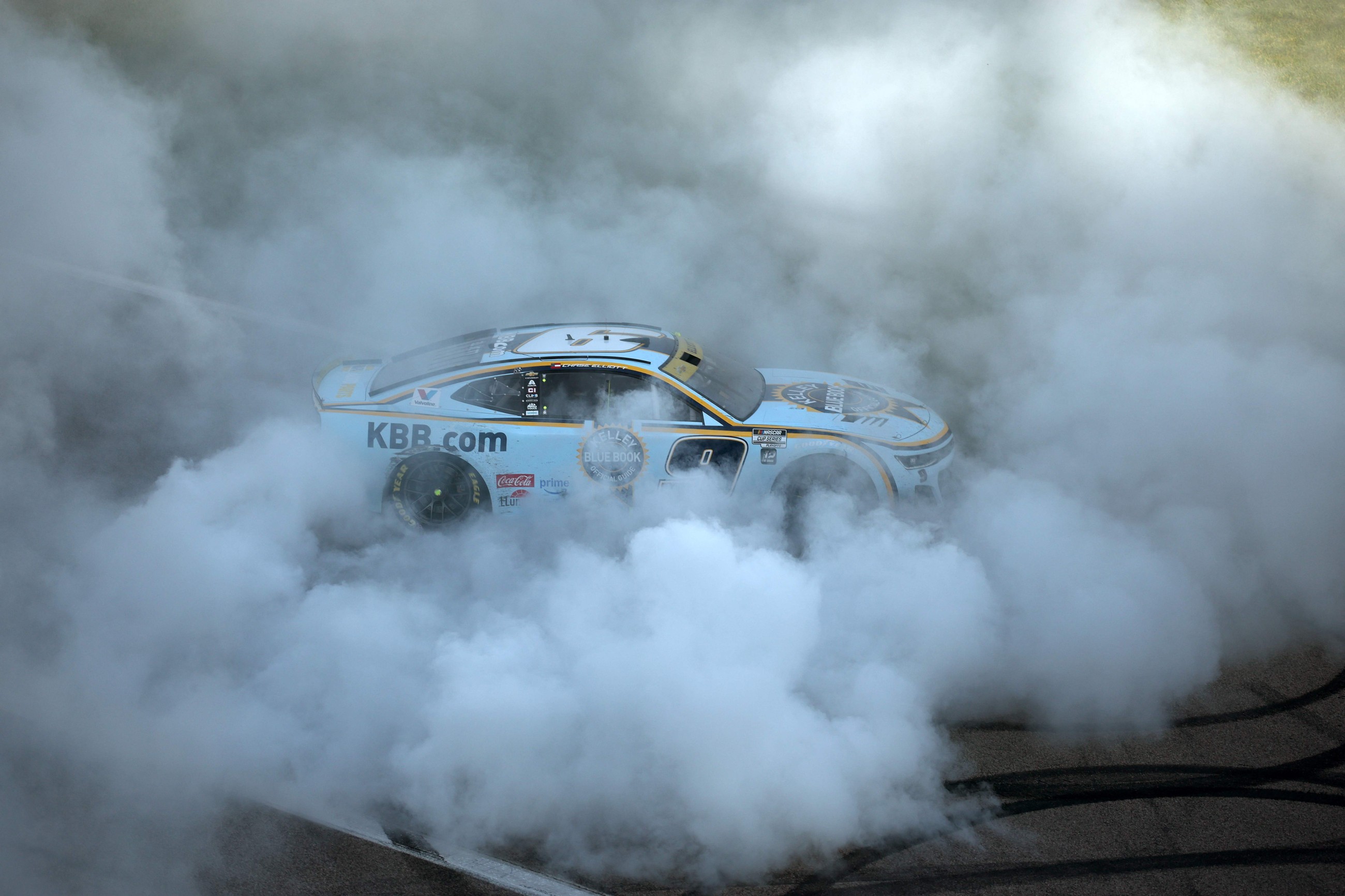 Chase Elliott bangs past Denny Hamlin for Hollywood Casino 400