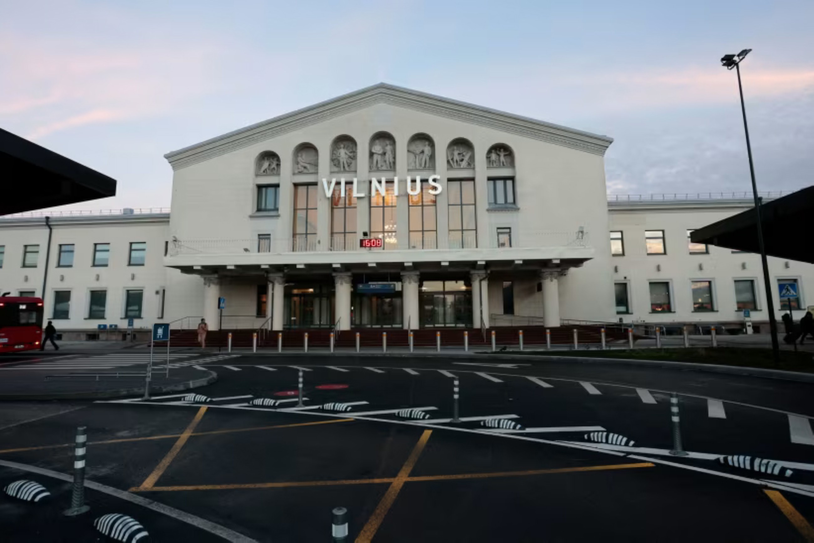 25 smugglers' balloons carrying cigarette packs halt 30 flights in Lithuania