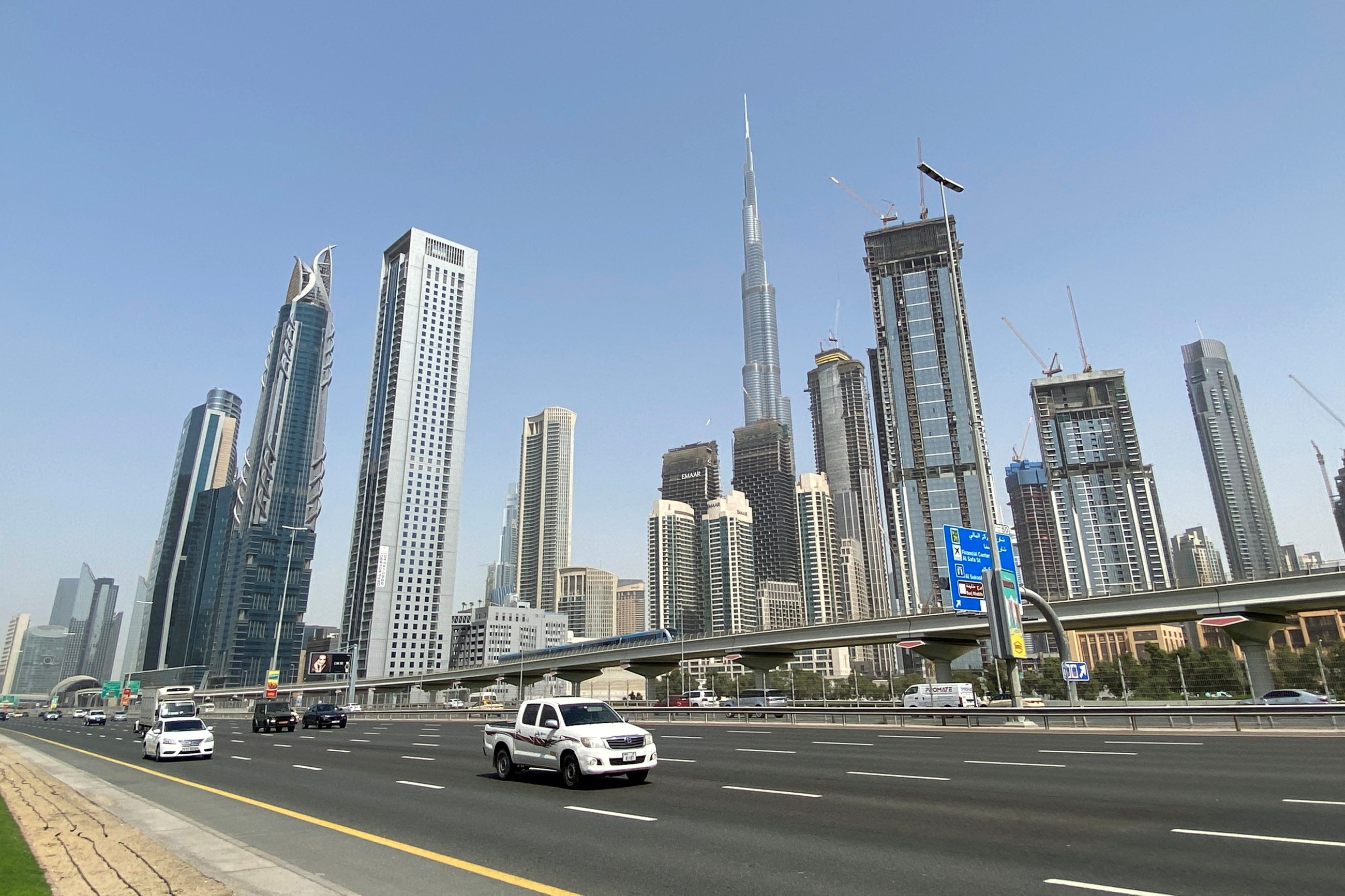 Mohammed issues law regulating engineering consultancy activities in Dubai; violators may face up to Dhs100,000 fine
