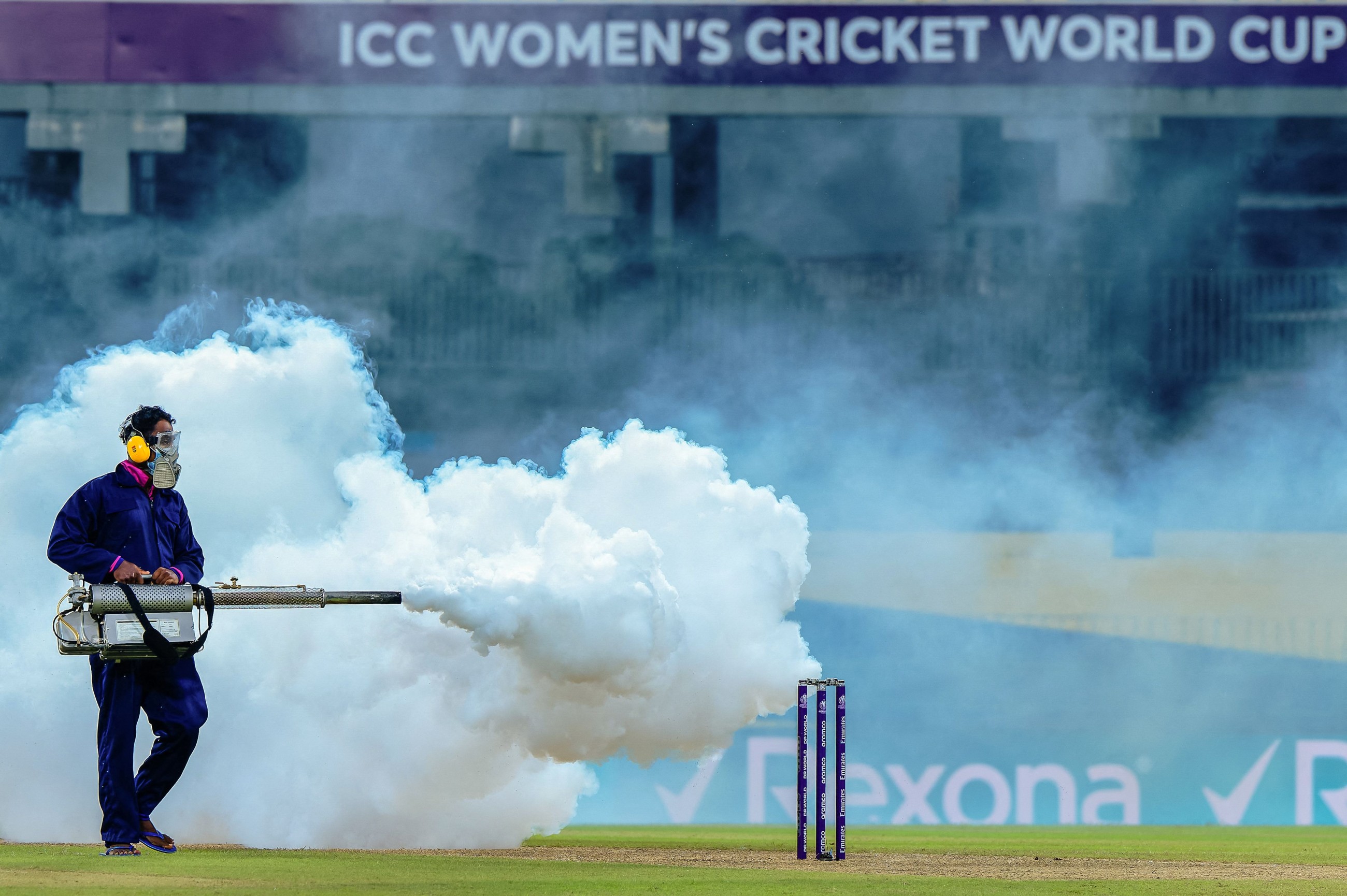 Women's World Cup: 'Bugs break' halts play between India and Pakistan in Colombo