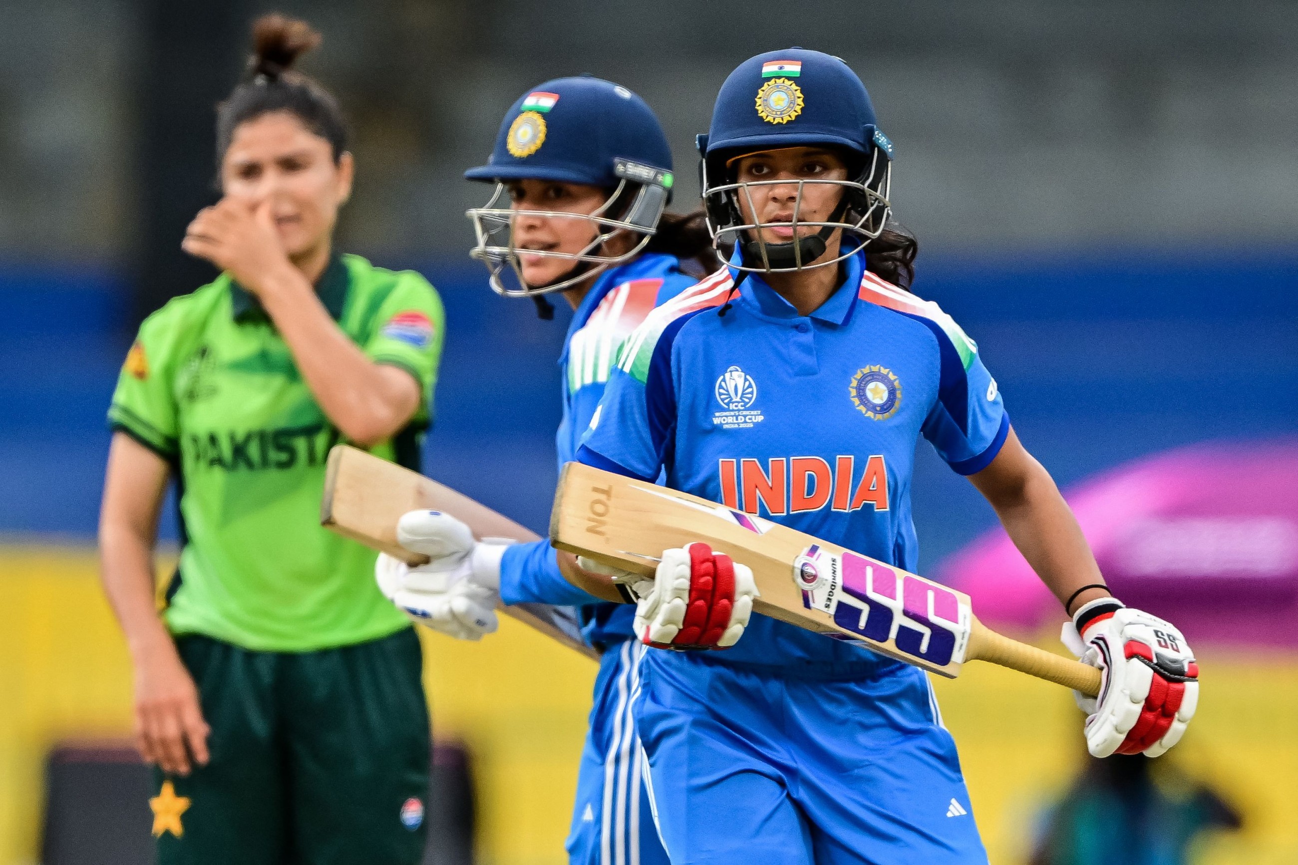 Women's World Cup: 'Bugs break' halts play between India and Pakistan in Colombo