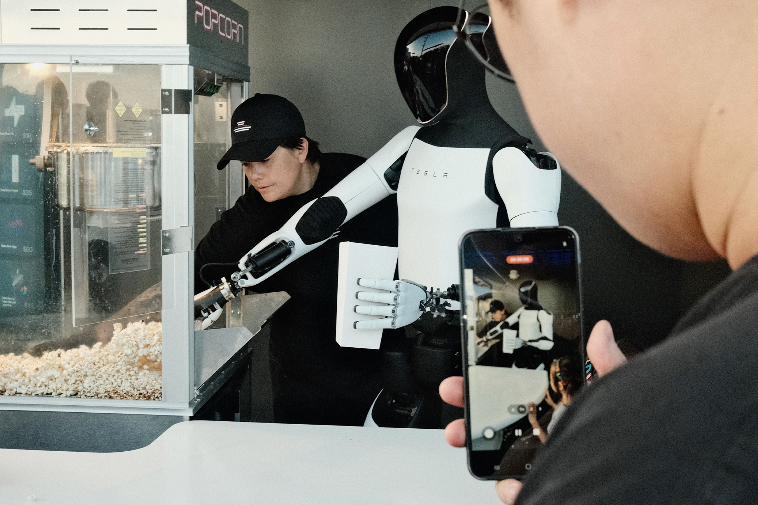 Tech gurus say human-like robots are next big thing