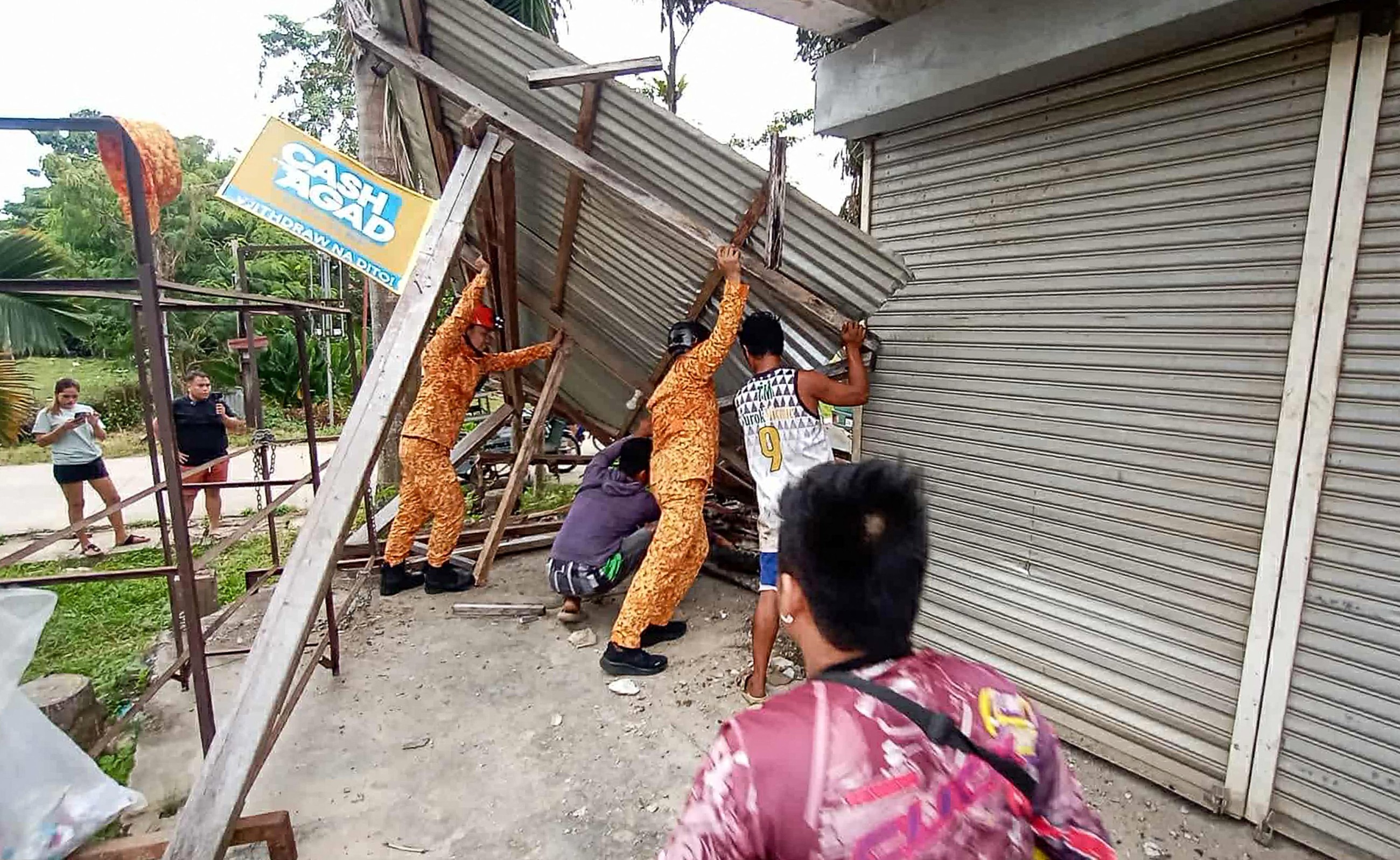 VIDEO: Powerful earthquake hits Philippines, kills 8 and causes tsunami evacuations