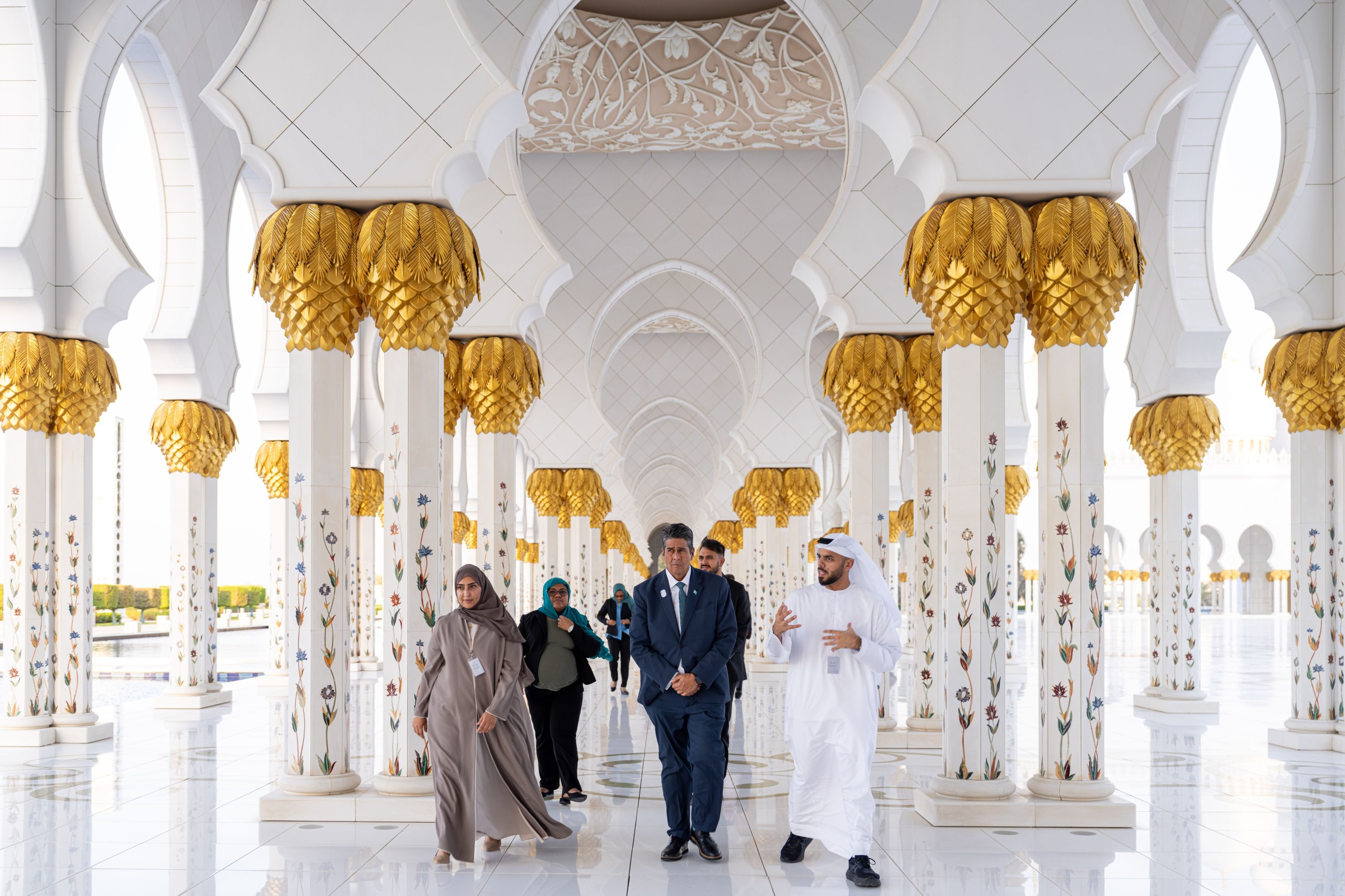Palau President visits Sheikh Zayed Mosque