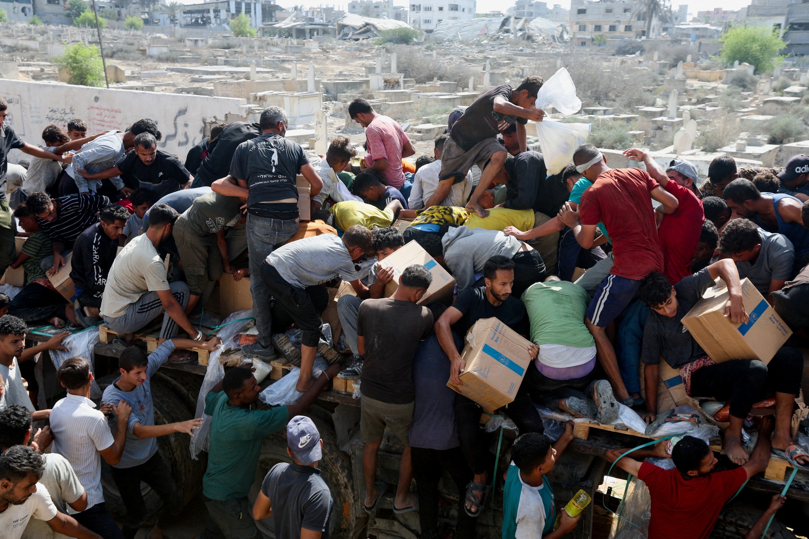 Palestinians return to ruins and US troops land in Israel as ceasefire holds