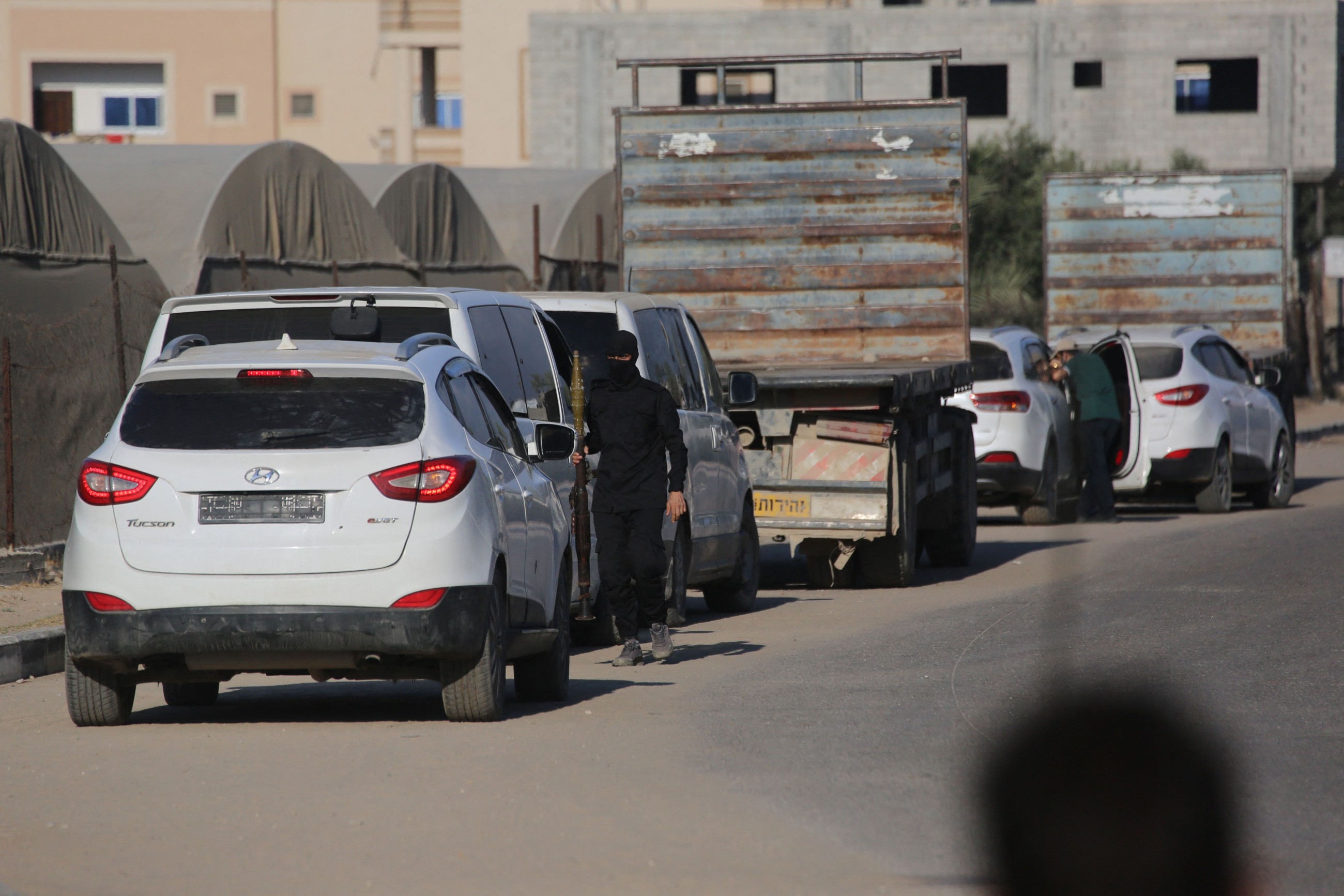Hamas begins handing over Israeli hostages