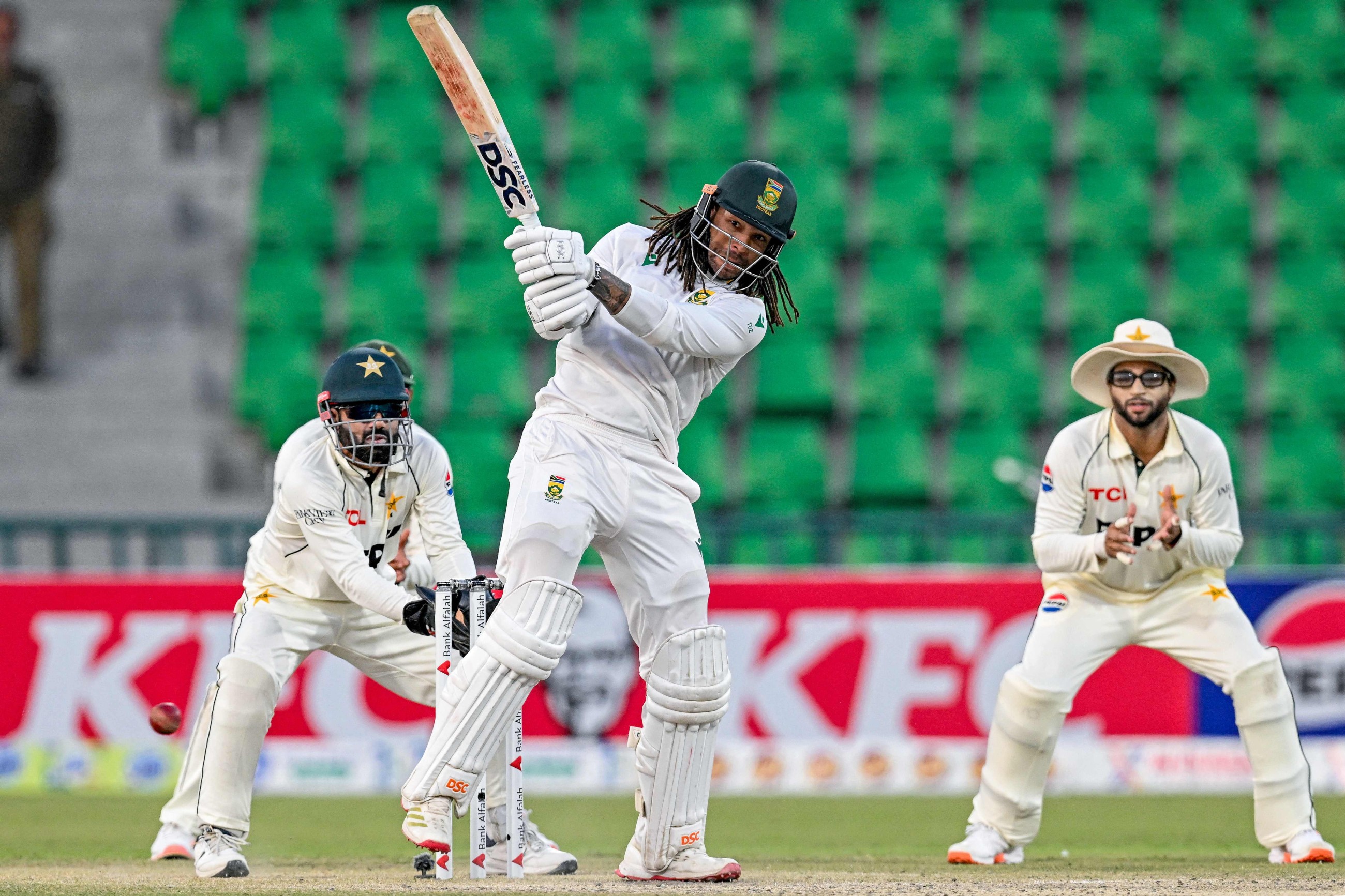 De Zorzi unbeaten as South Africa struggle with spin against Pakistan in first Test