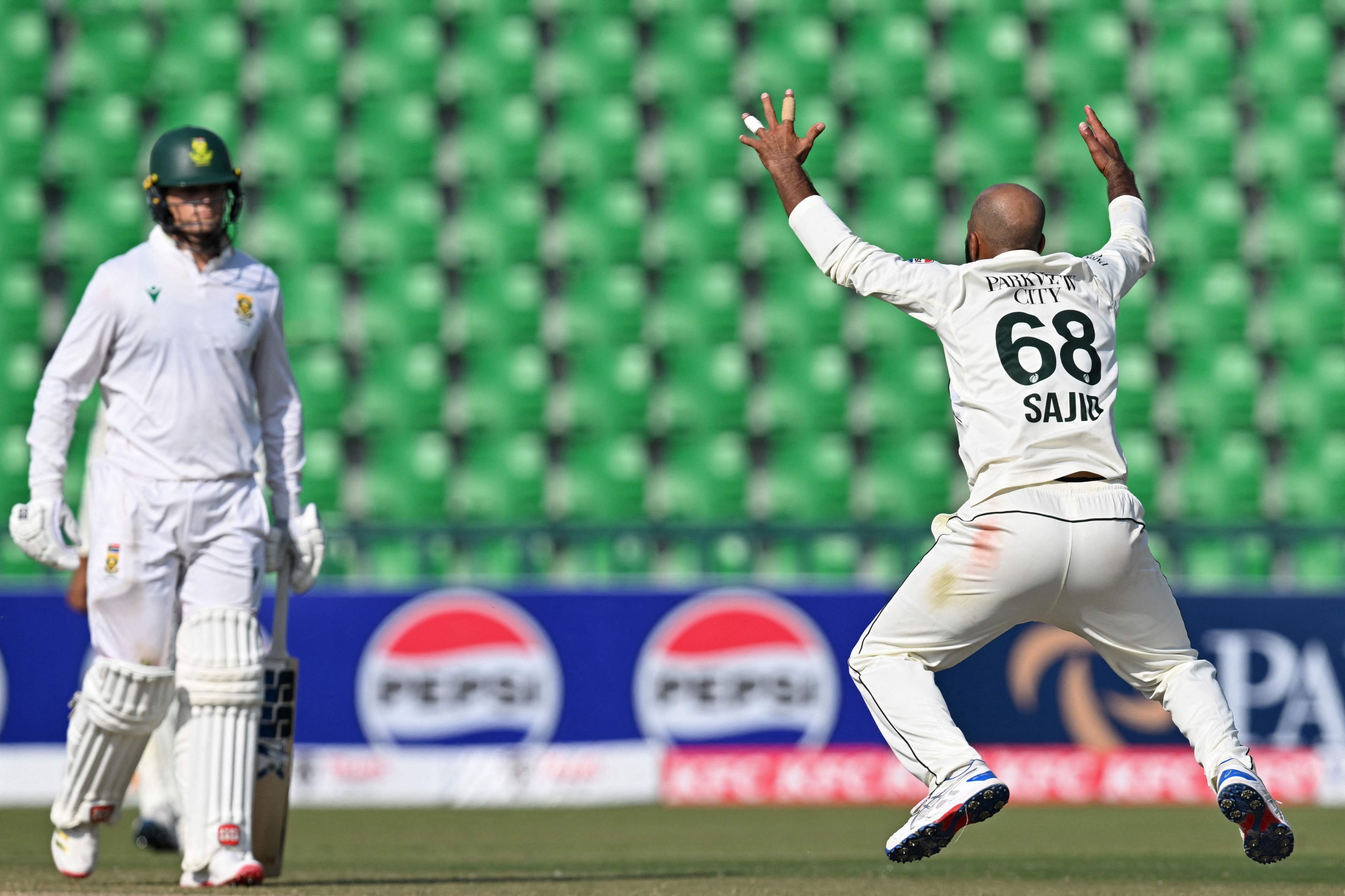 De Zorzi unbeaten as South Africa struggle with spin against Pakistan in first Test
