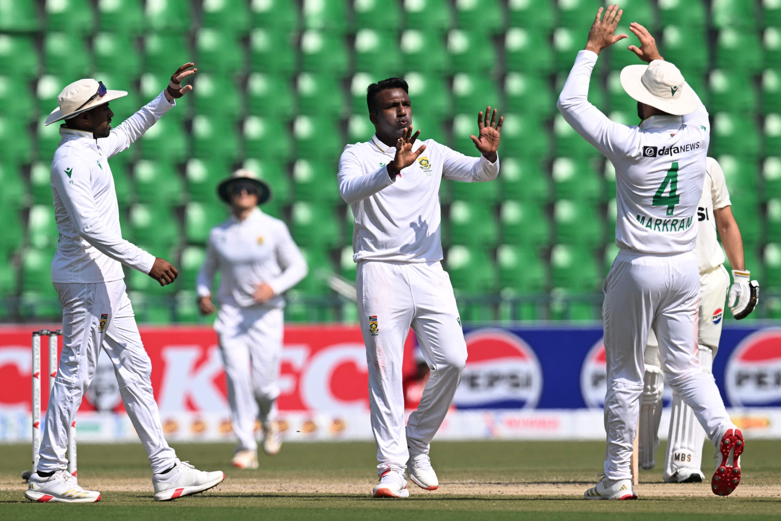 De Zorzi unbeaten as South Africa struggle with spin against Pakistan in first Test