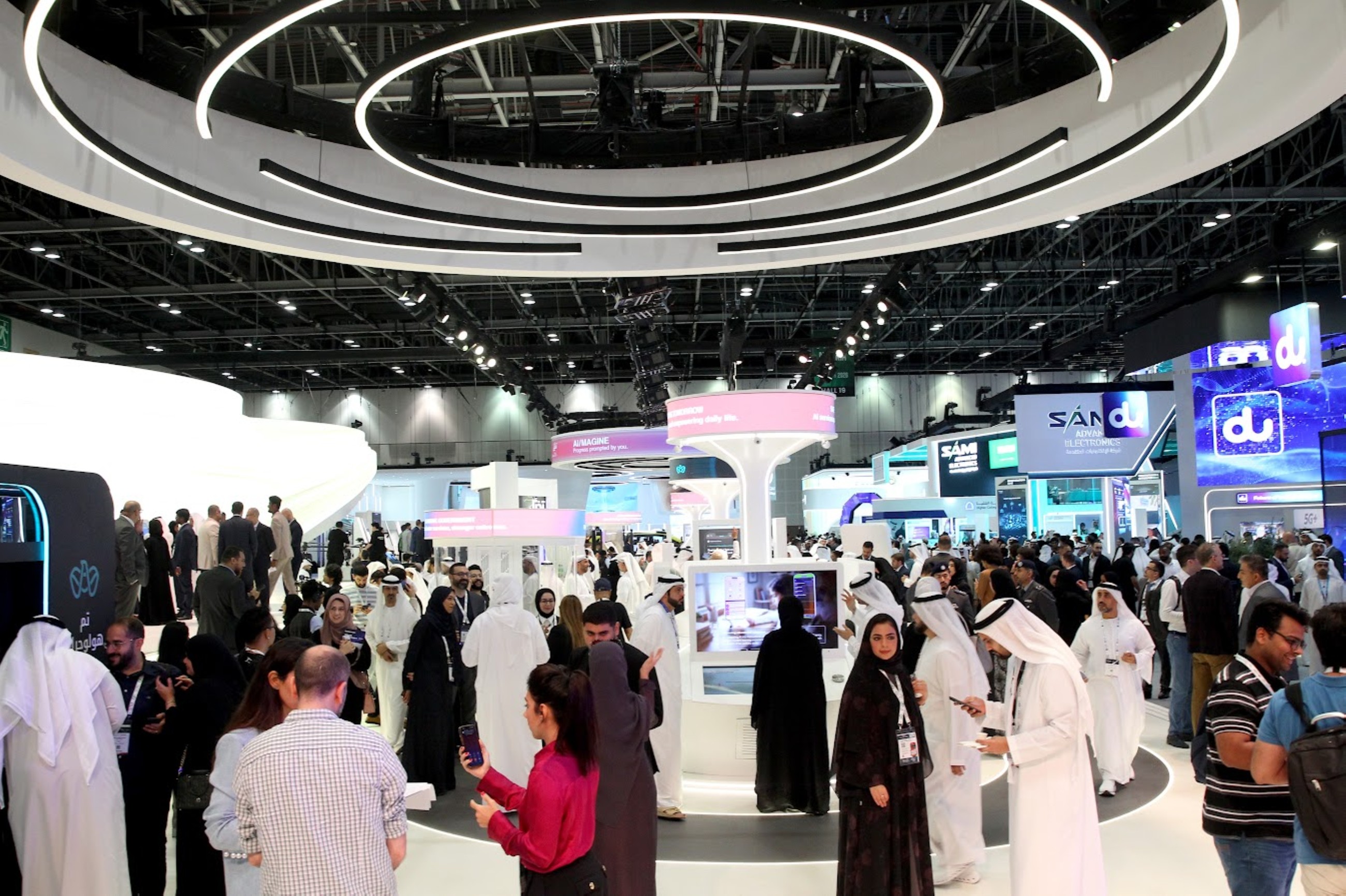 Abu Dhabi unveils world’s first AI public servant at Gitex
