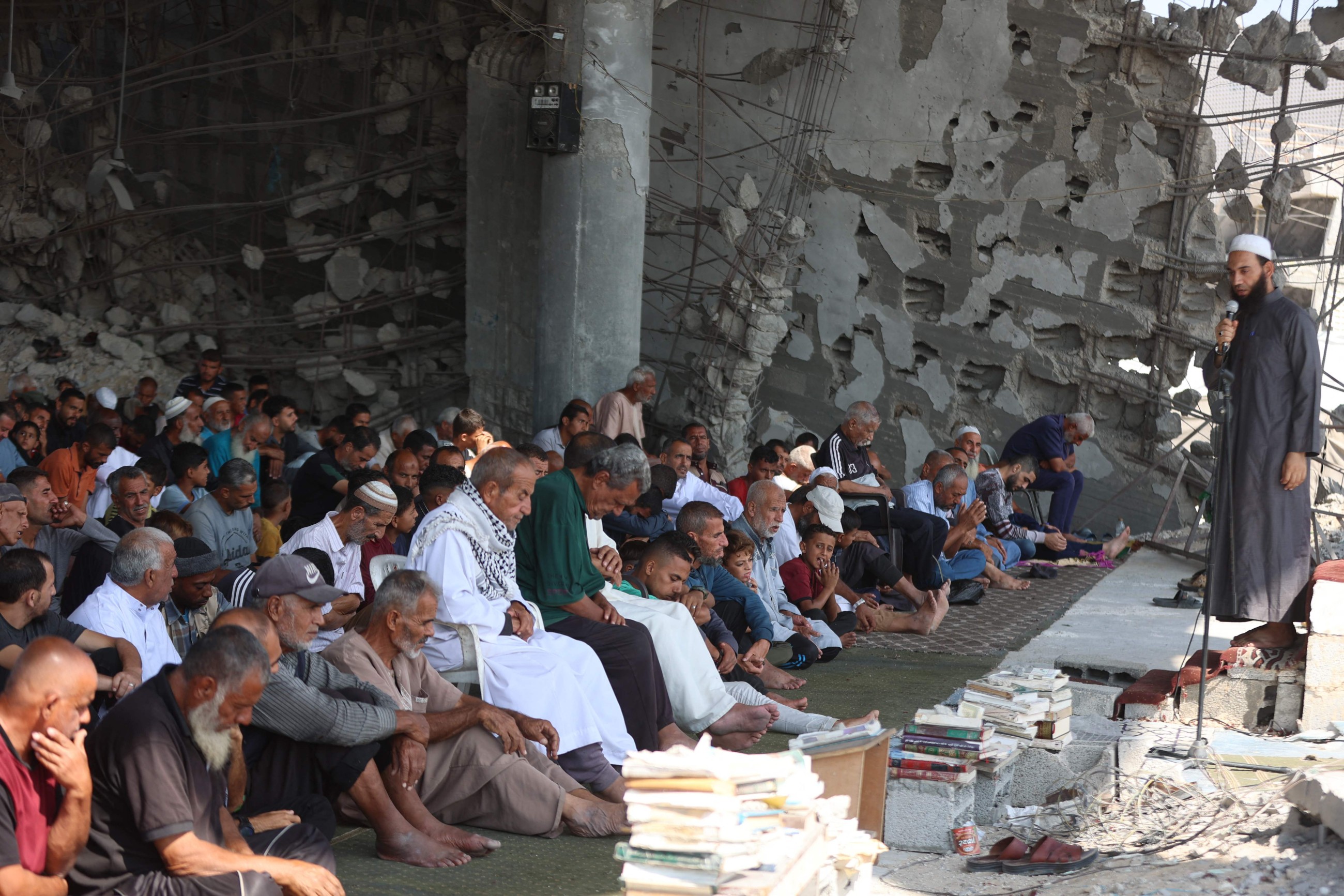 Gazans return to damaged mosques for first post-truce Friday prayers