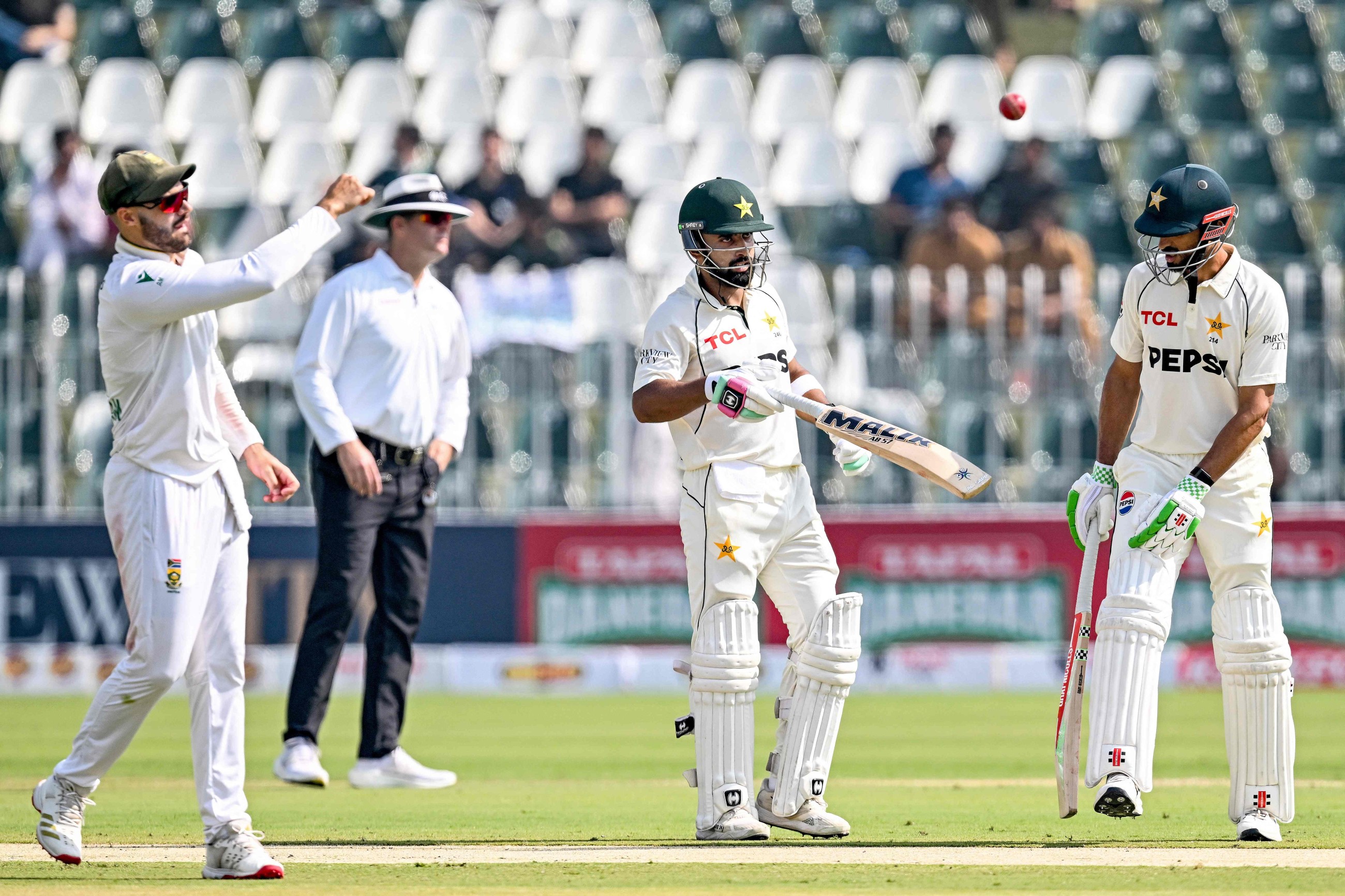 Pakistan punish sloppy South Africa to reach 259-5 in second Test