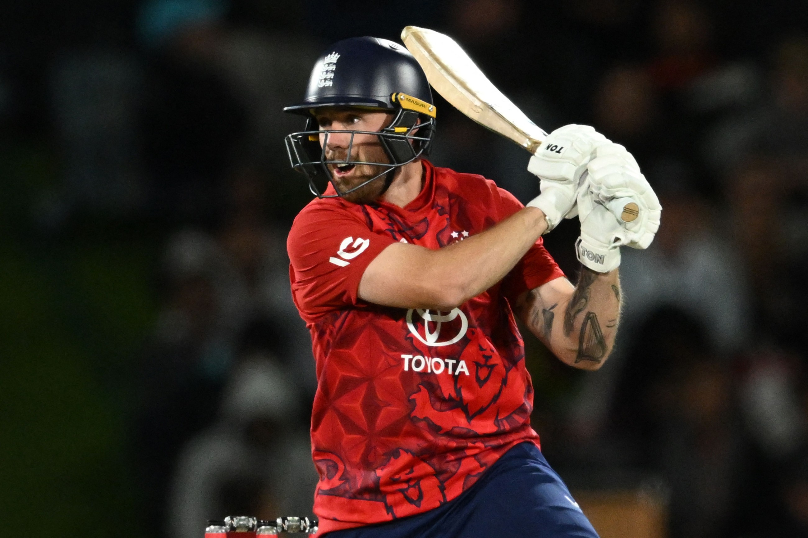 Salt and Brook go large as England  beat NZ in second T20 international