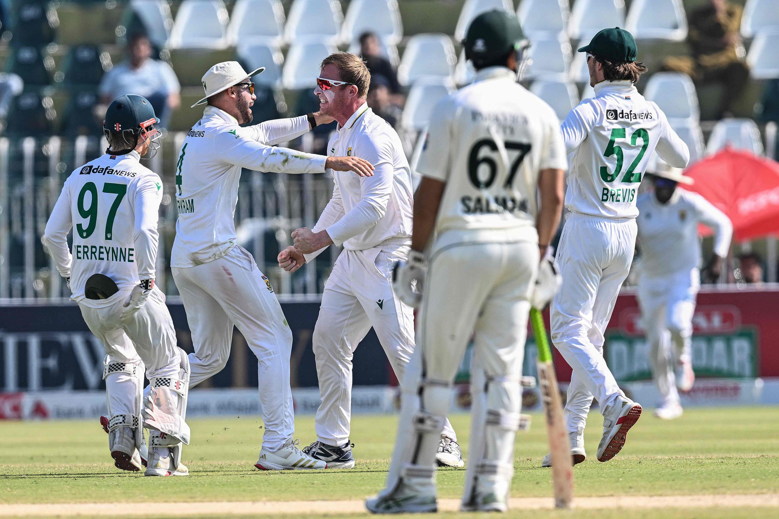 Harmer stars as South Africa beat Pakistan to draw Test series