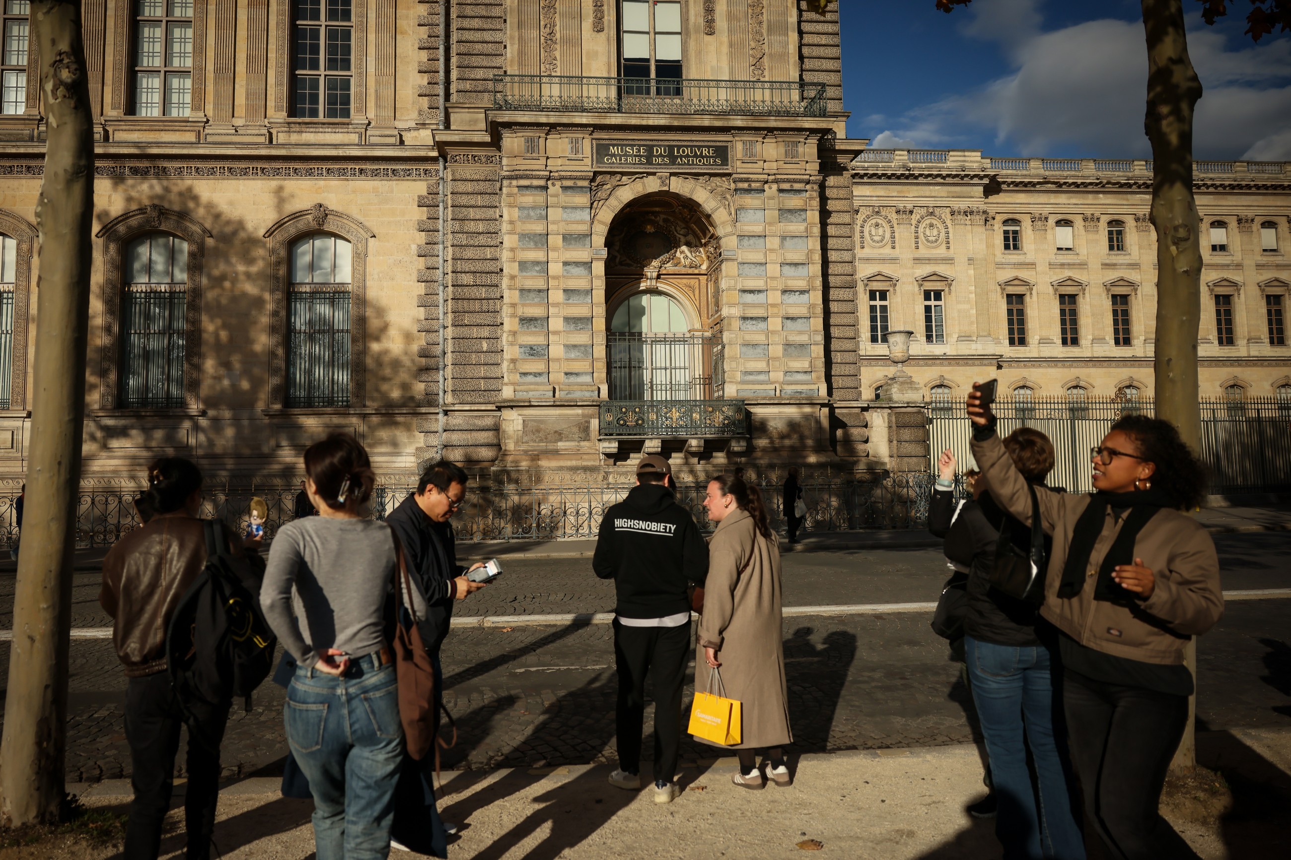 Louvre transfers jewels to Bank of France after heist