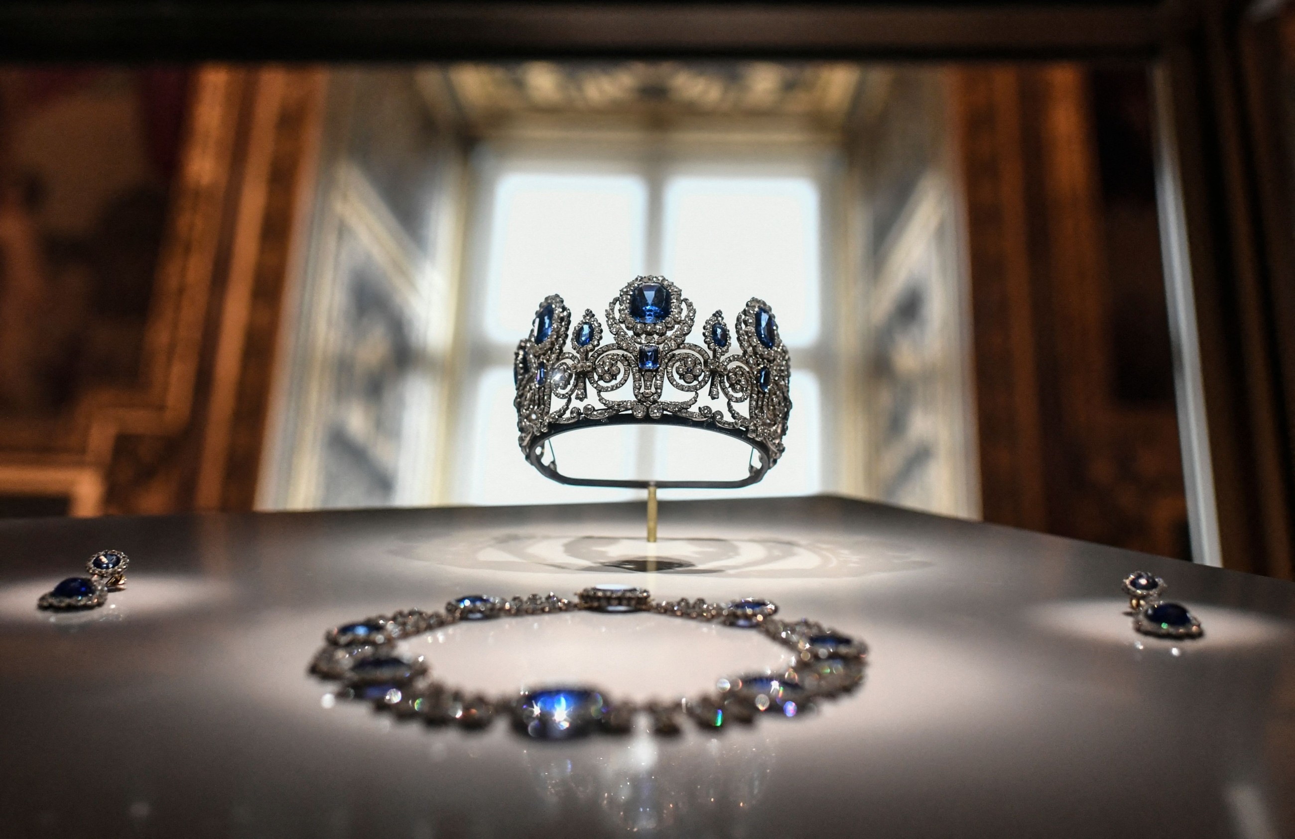 Suspects arrested near Paris over the theft of crown jewels from Louvre museum
