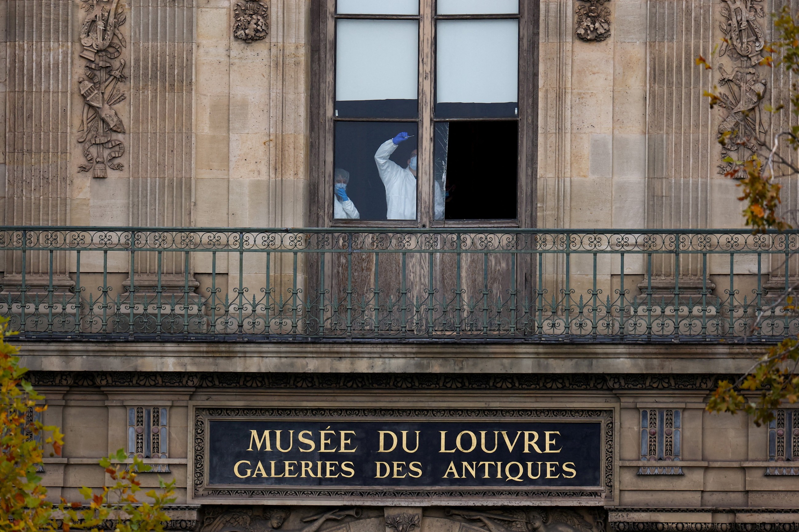 Suspects arrested near Paris over the theft of crown jewels from Louvre museum