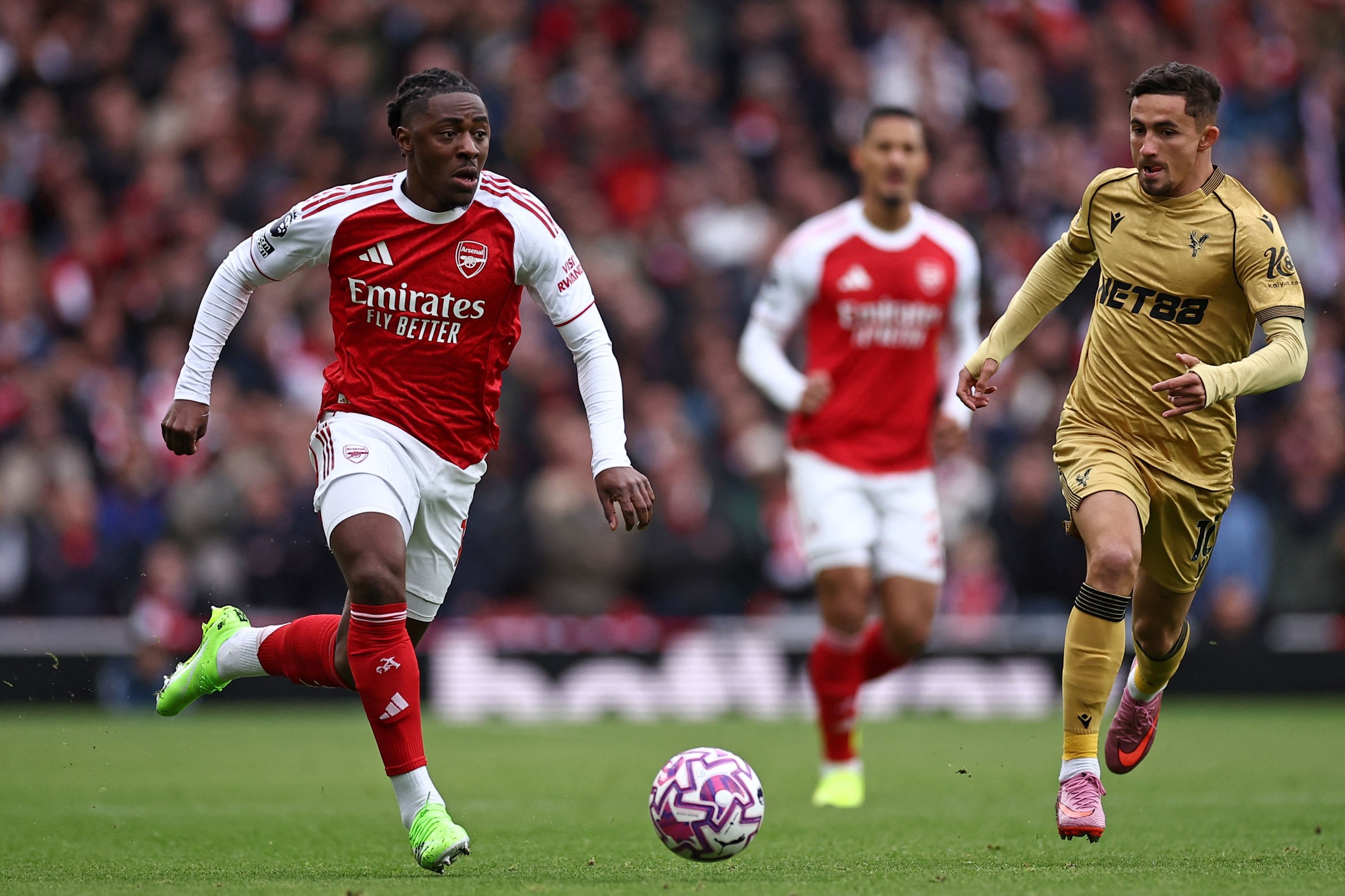 Arsenal extend Premier League lead, Villa end City&rsquo;s unbeaten run