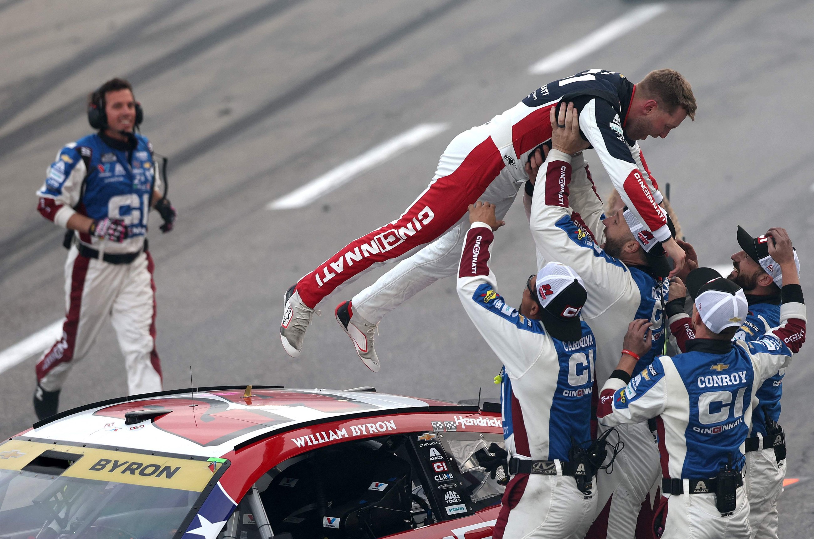 Byron outduels Blaney for victory at Martinsville