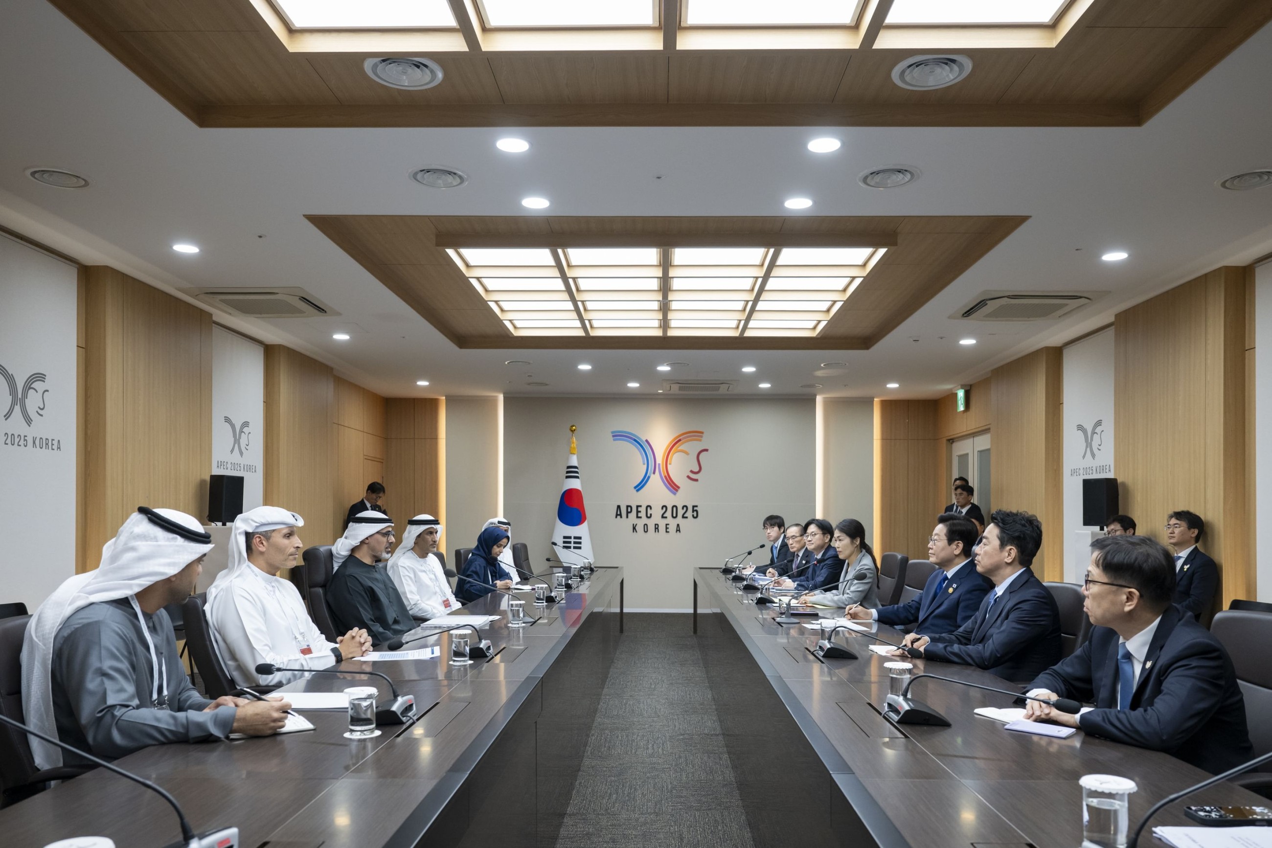 Sheikh Khaled discusses bilateral cooperation with South Korean President