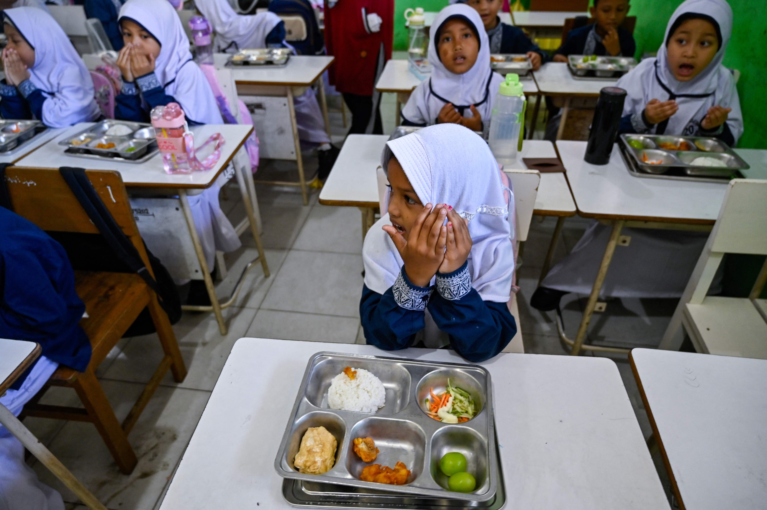 Indonesia investigates as 700 more sick after eating free school meals