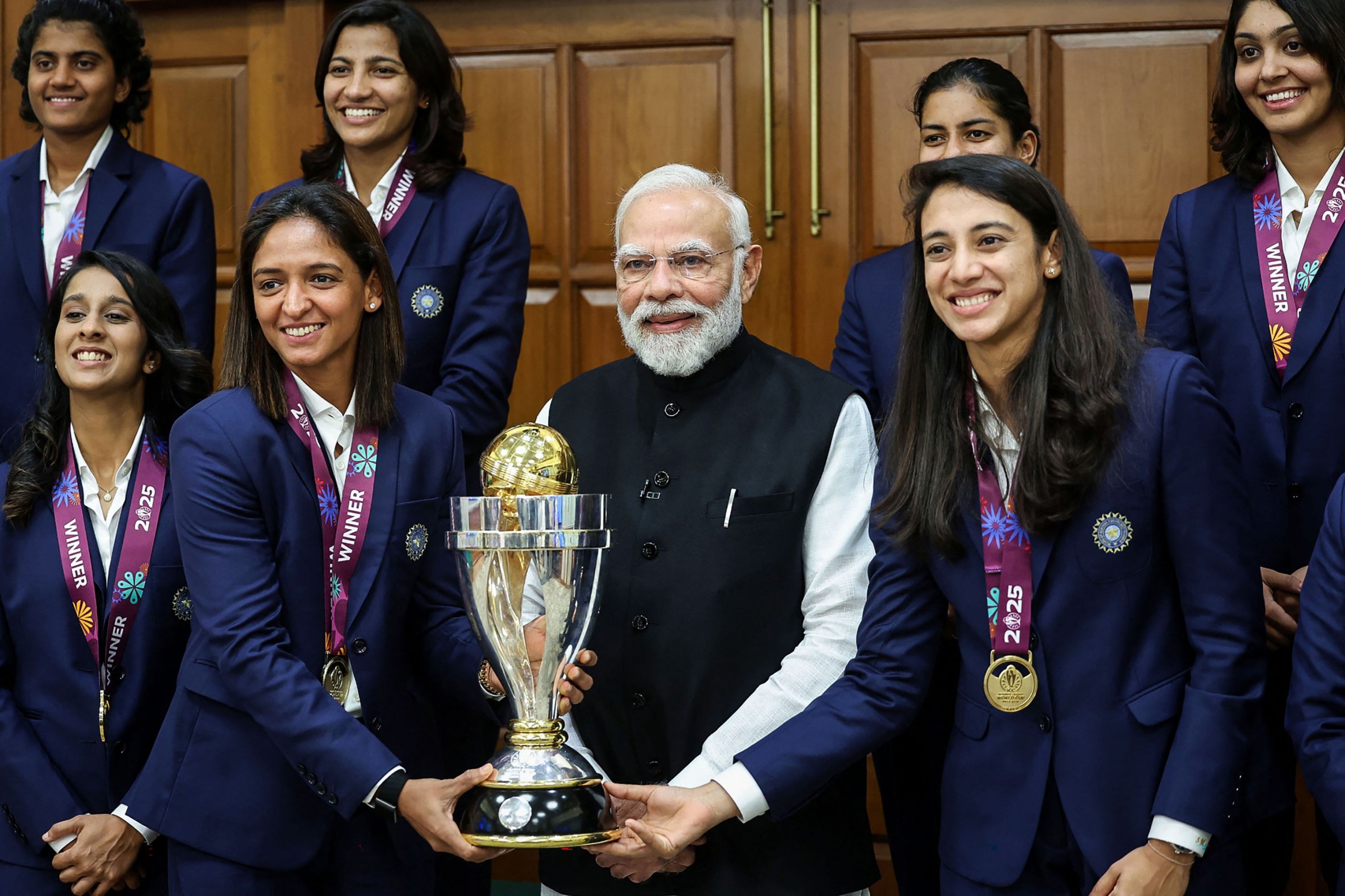 PM Modi meets Women&rsquo;s ODI World Cup winning Indian team