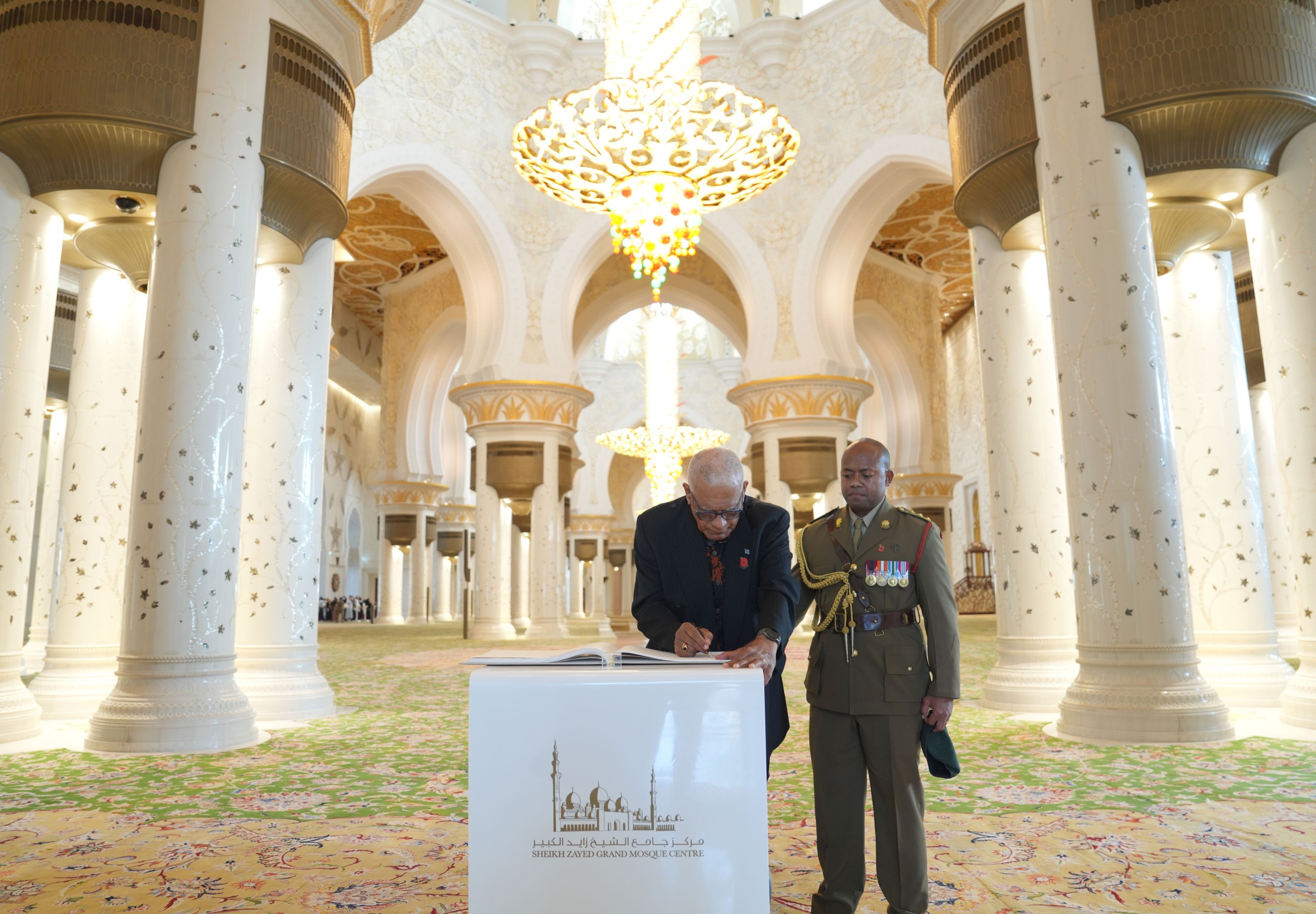 Fiji president visits Sheikh Zayed Mosque