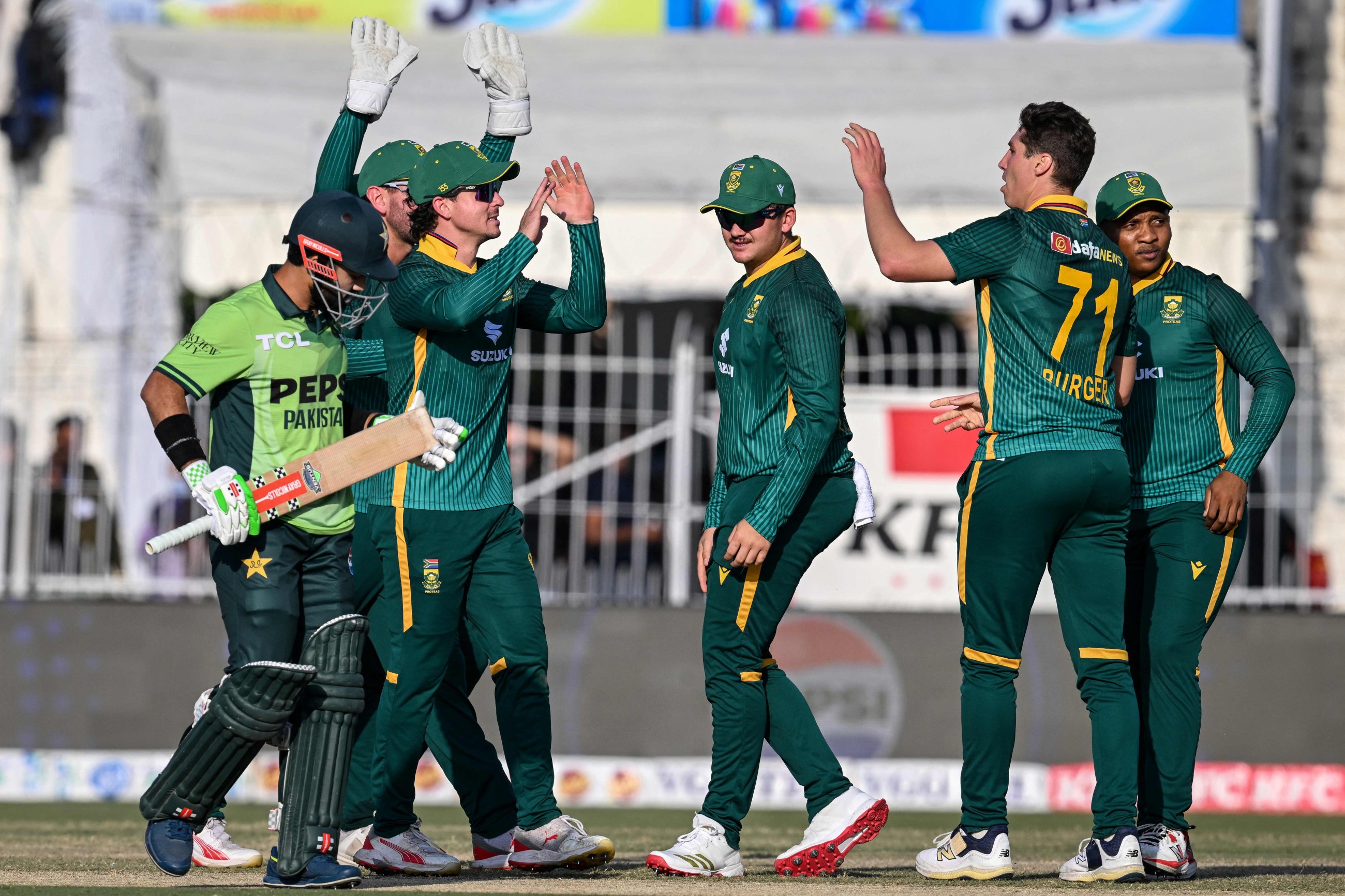 Burger strikes as South Africa restrict Pakistan to 269-9 in second ODI