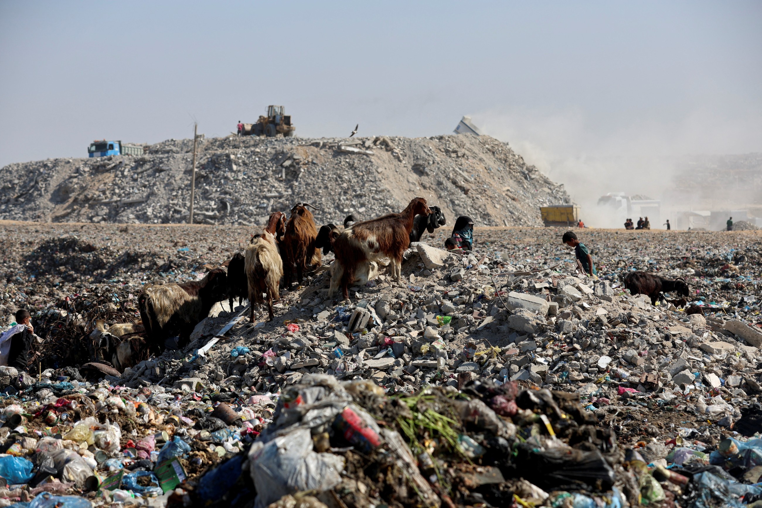 Piles of garbage, seeping sewage pollute Gaza