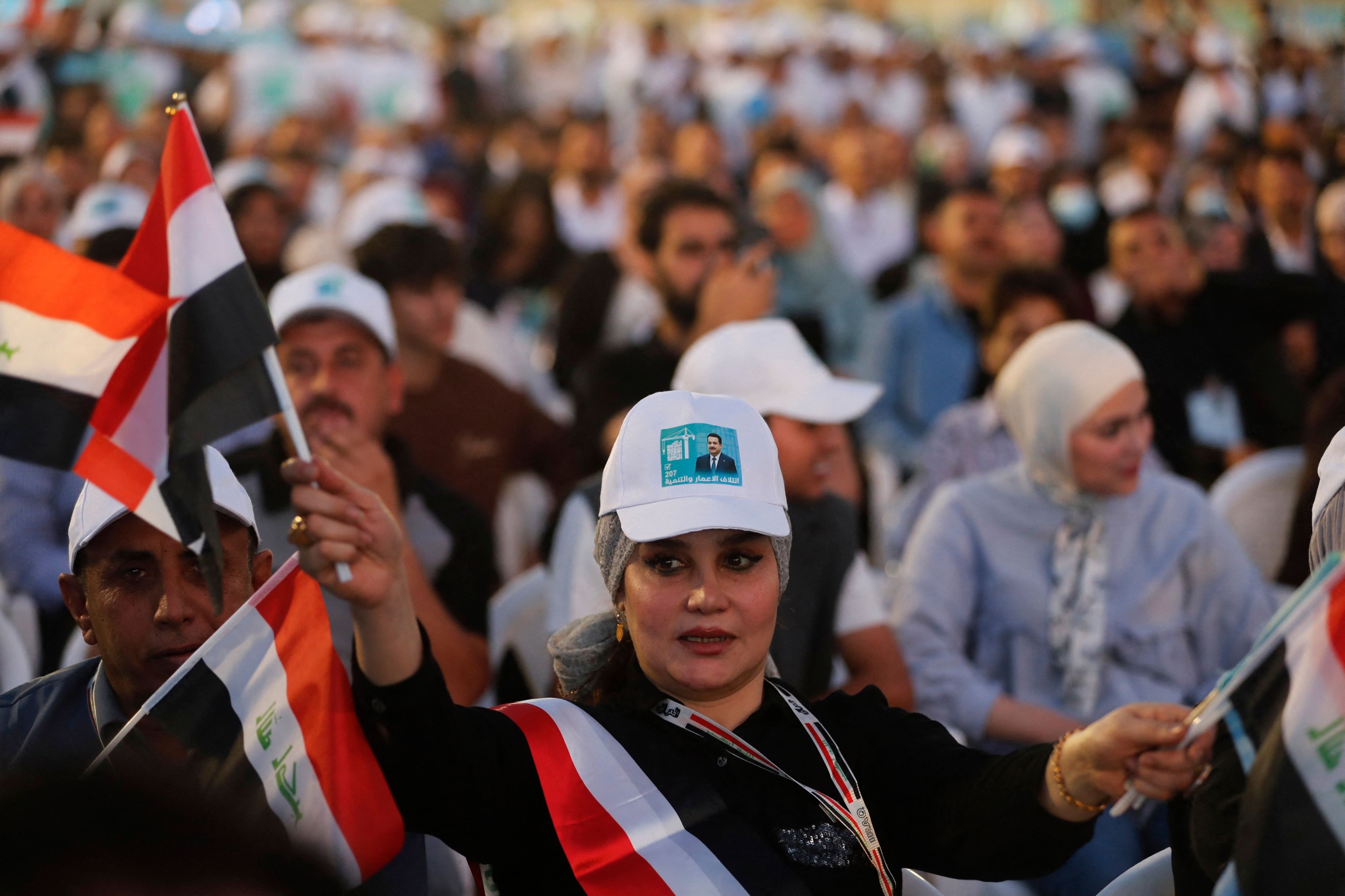 Iraqi forces, displaced people vote early ahead of election