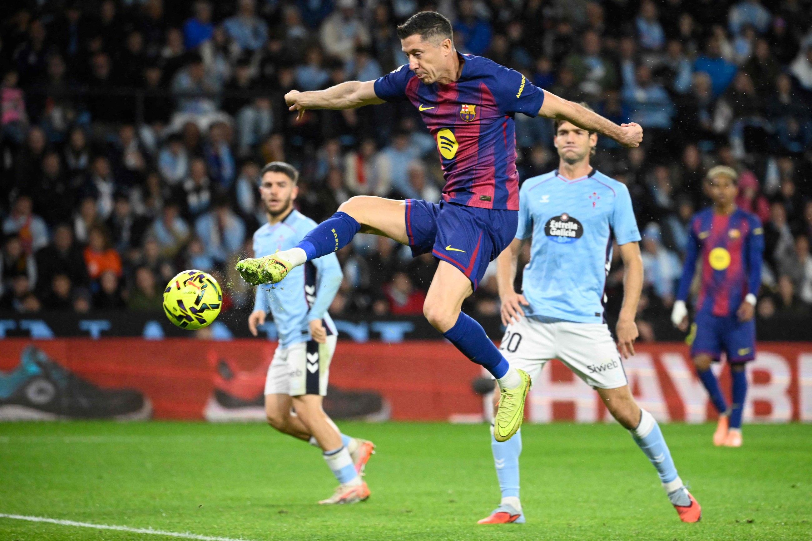 Lewandowski hat-trick helps Barca overcome Celta to close gap on Real