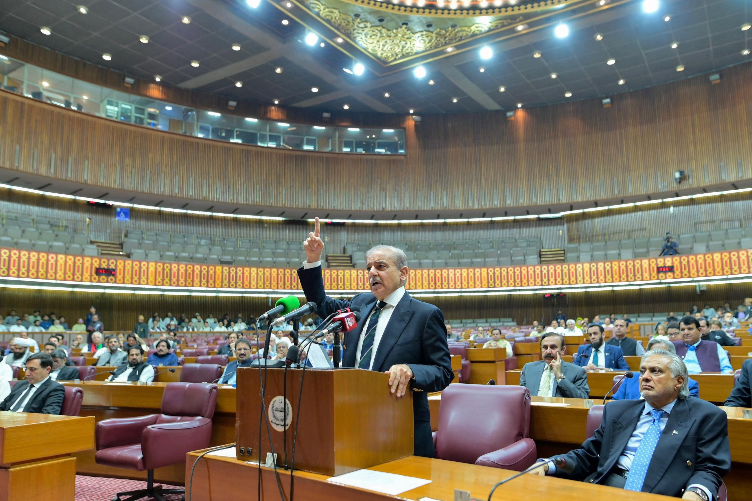 Pakistan parliament approves more powers for army chief, curbs top court