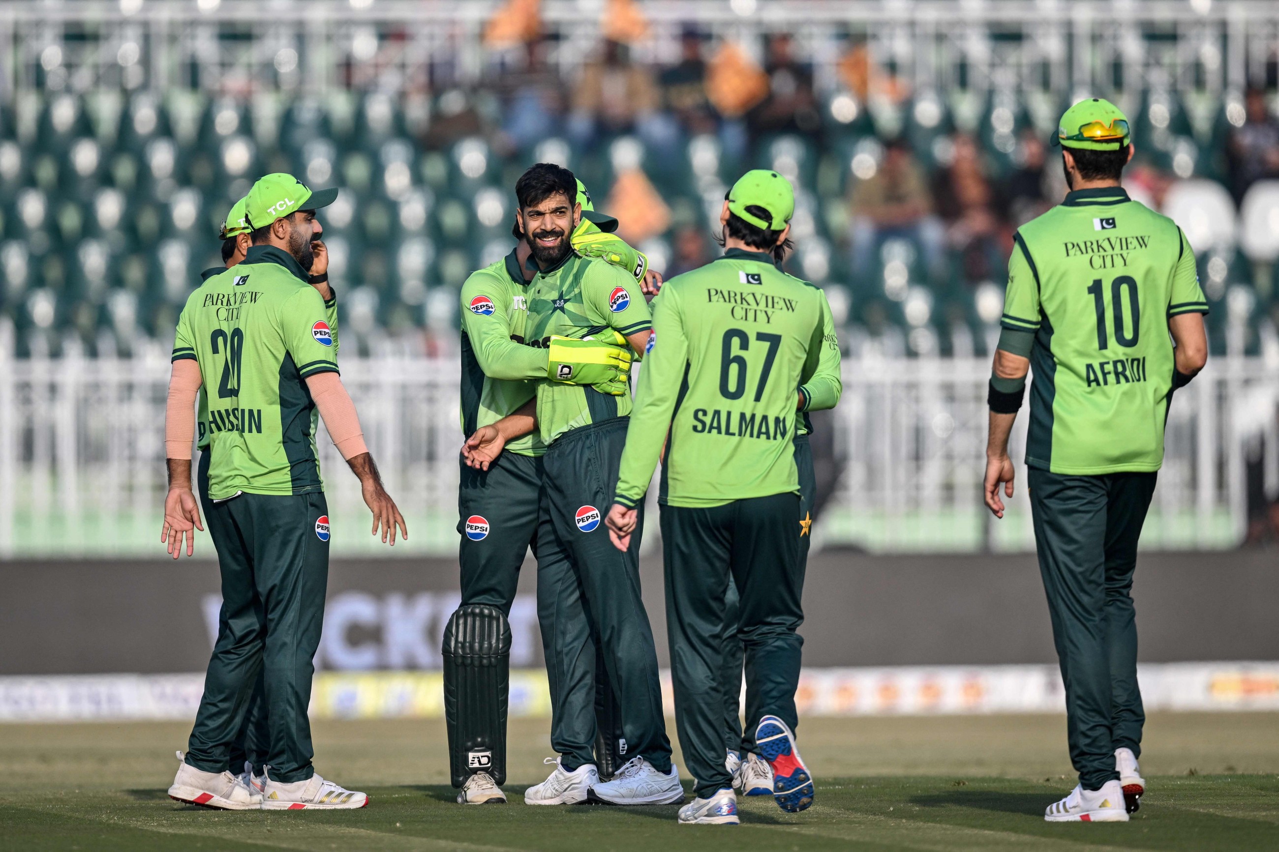Wasim leads as Pakistan dismiss Sri Lanka for 211 in third ODI