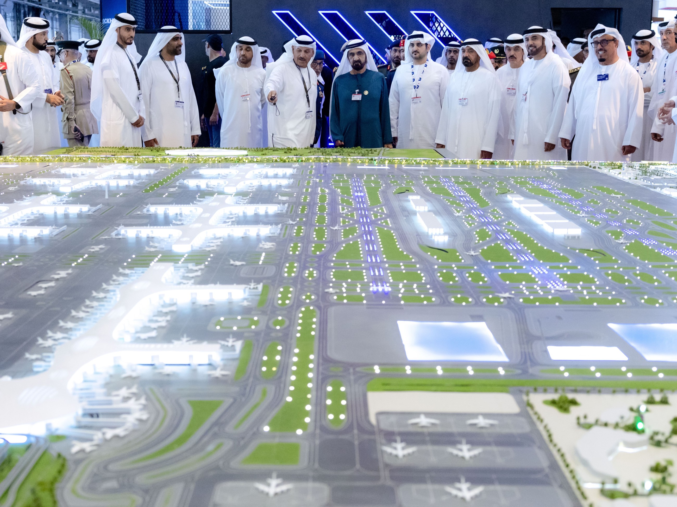 Sheikh Mohammed tours Dubai Airshow, says it brings together innovations and expertise