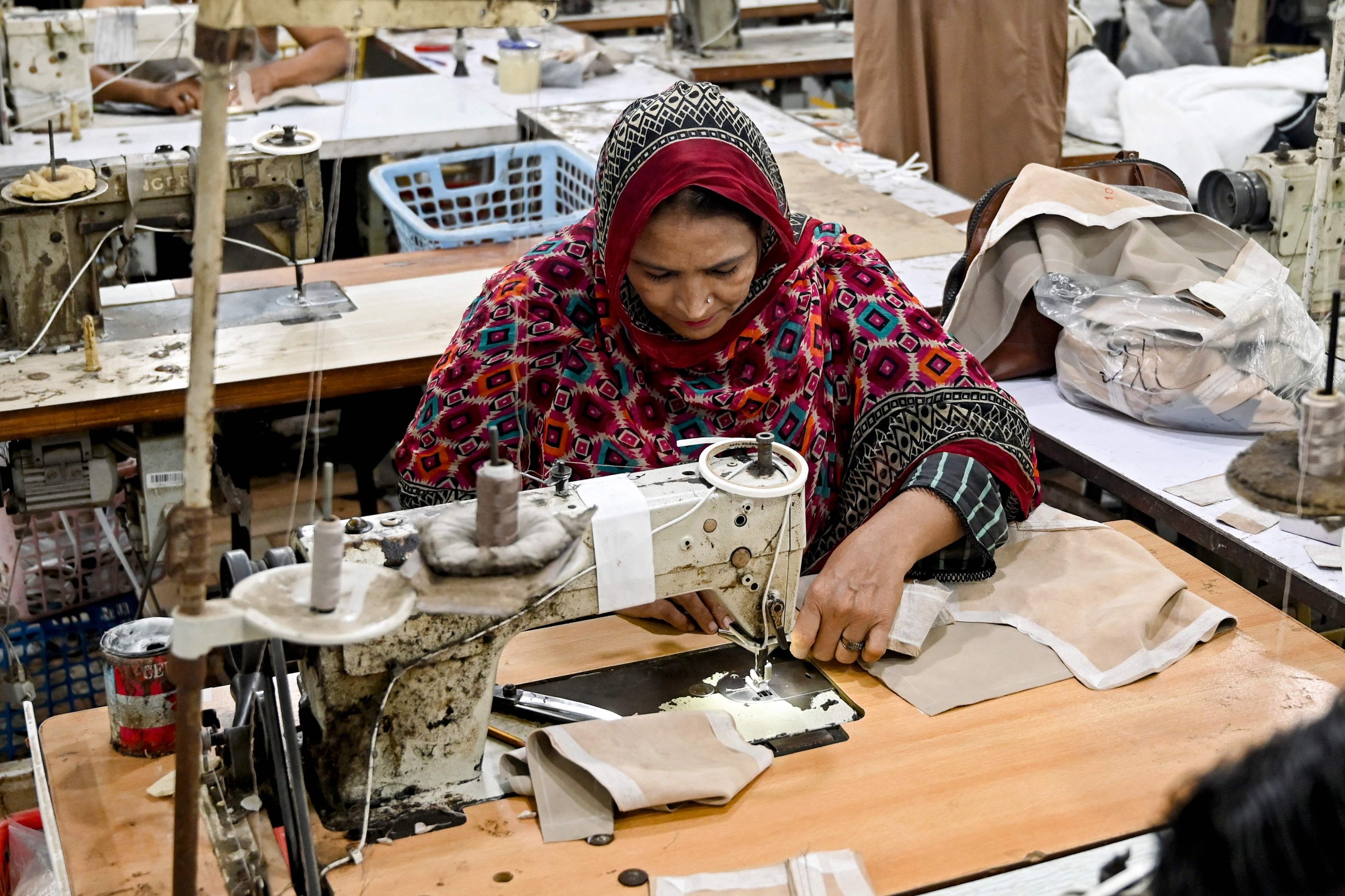 Pakistan records Rs1.37 trillion drop in public debt