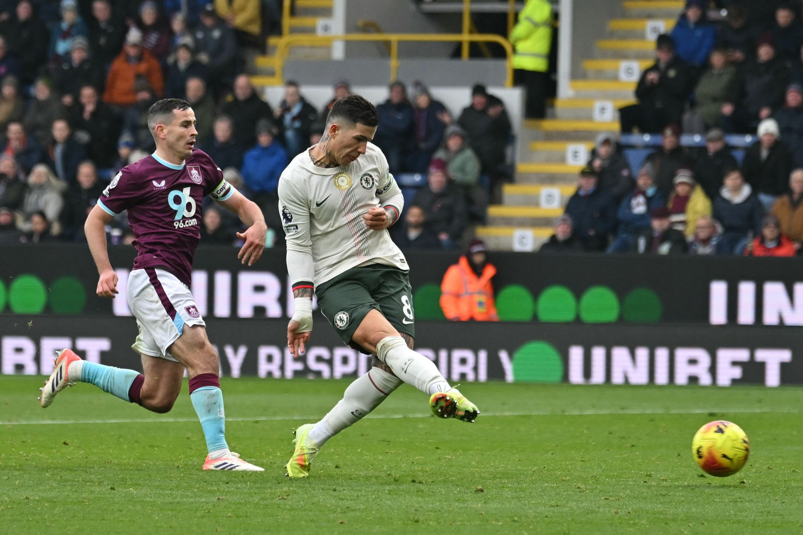 Clinical Chelsea close gap on Premier League leaders Arsenal with win over stuttering Burnley