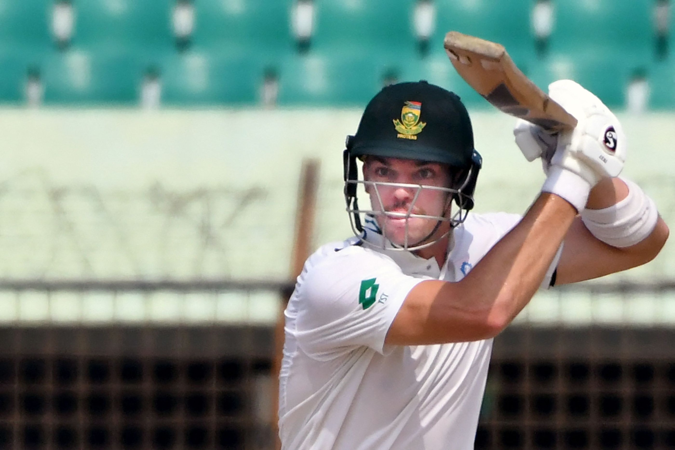 Dominant South  Africa eye clean  sweep as India start mammoth chase poorly