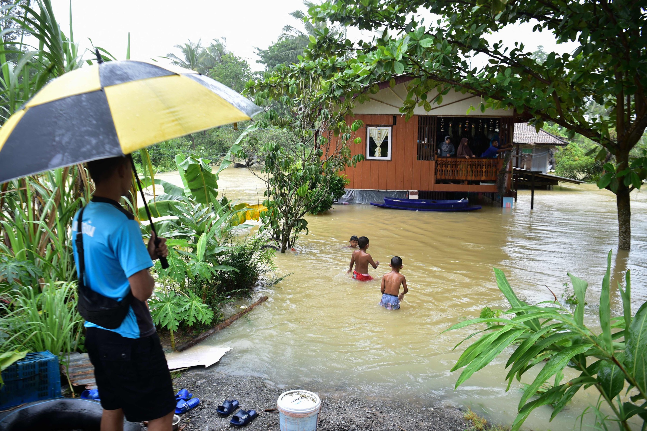 Floods toll rises to 33 in southern Thailand