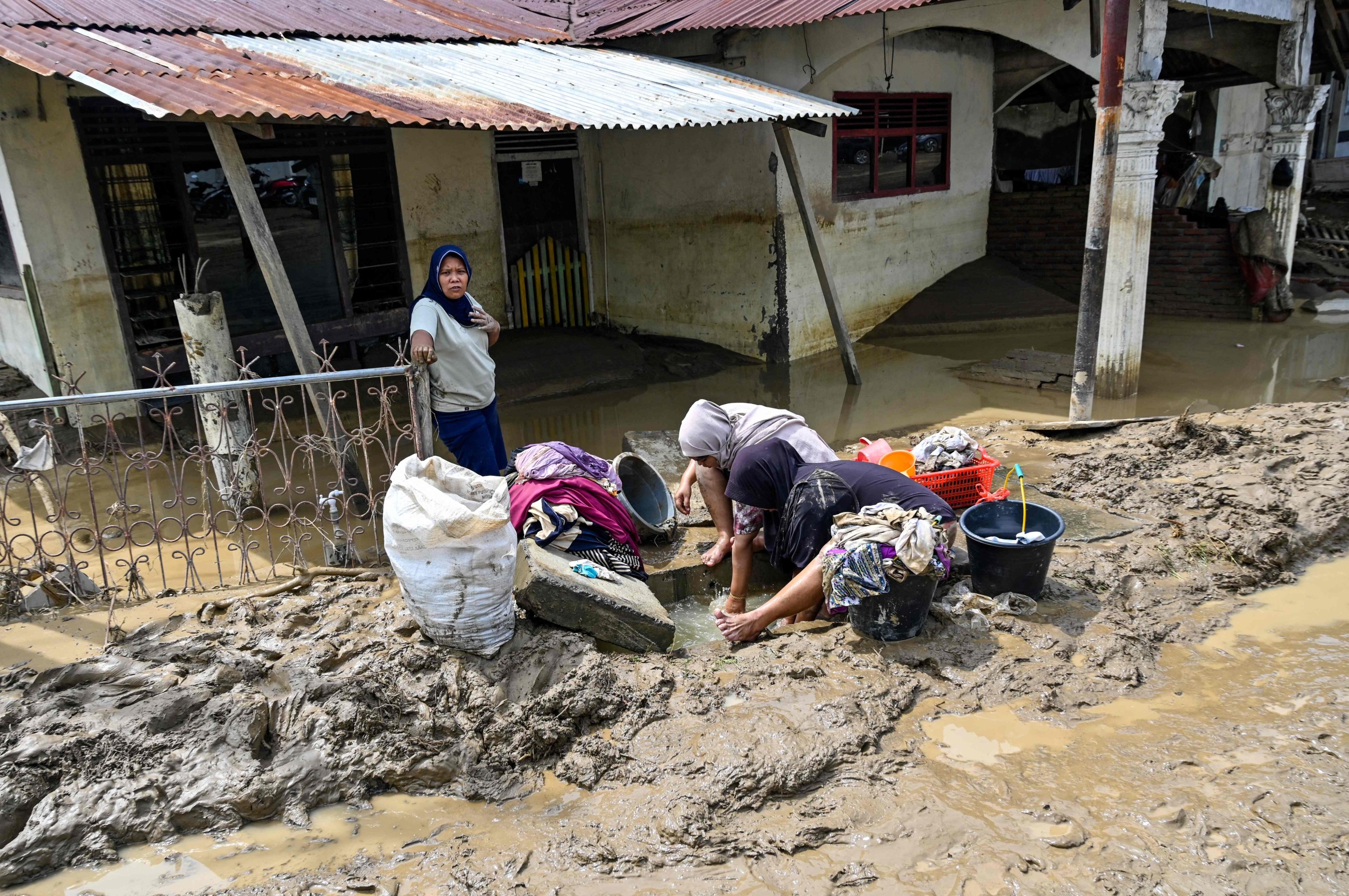 Rescuers step up recovery operations as Southeast Asia flood death toll reaches 321