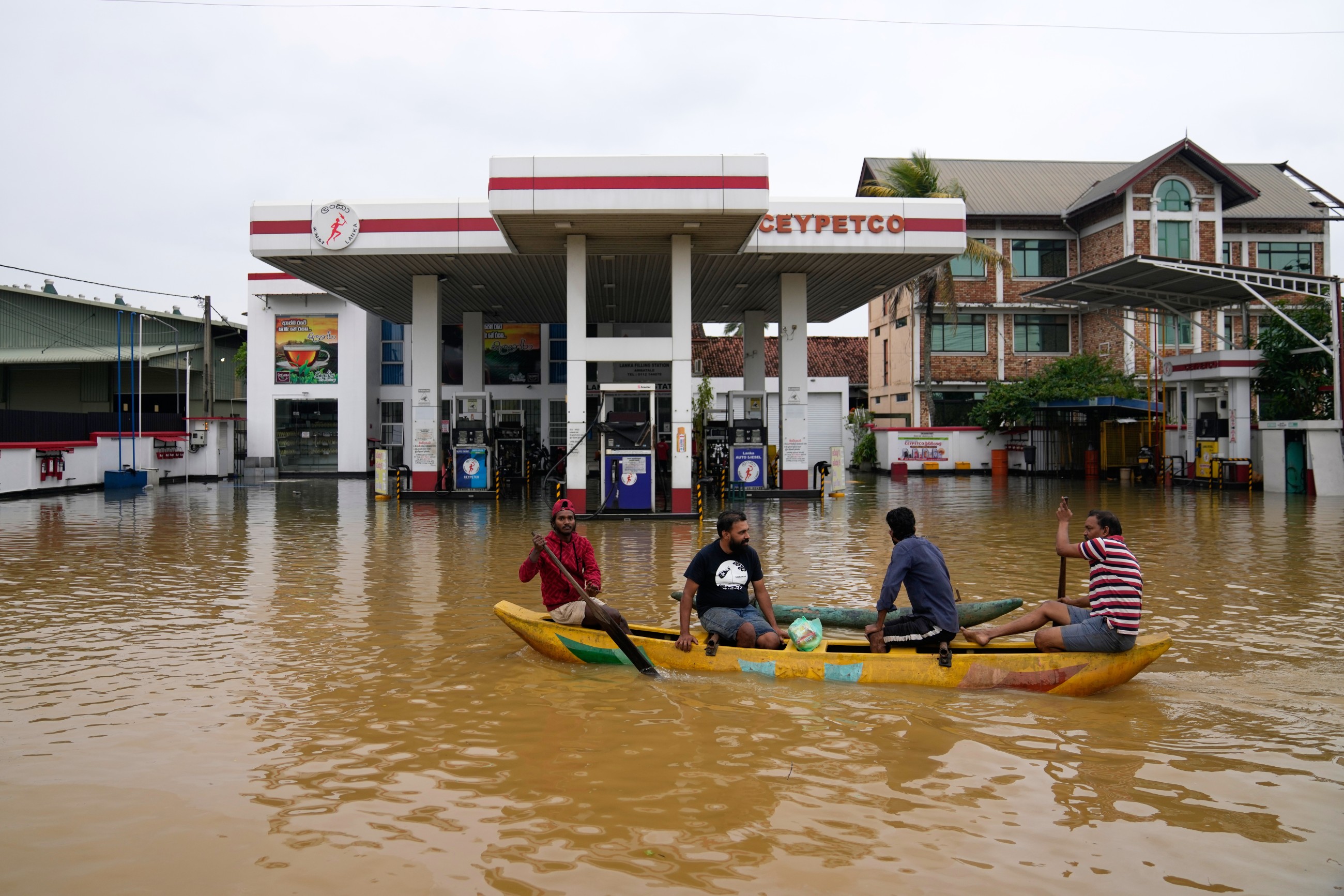 Sri Lanka seeks foreign help as cyclone toll hits 123