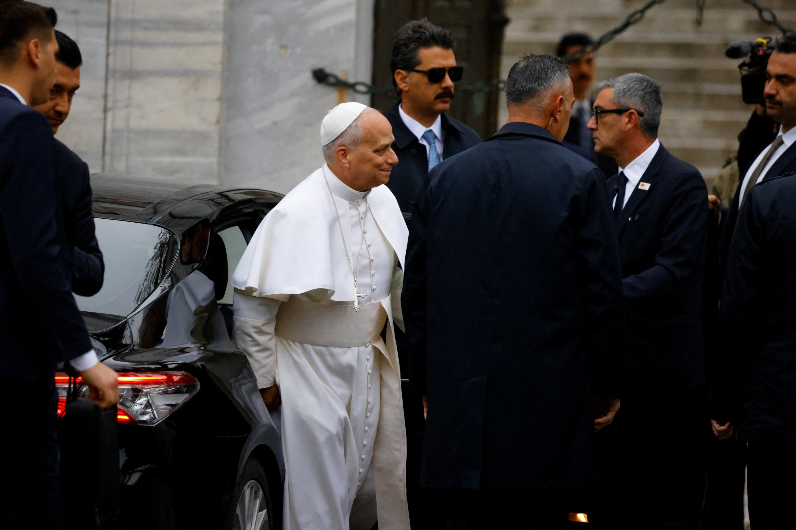 Pope visits Istanbul’s Blue Mosque