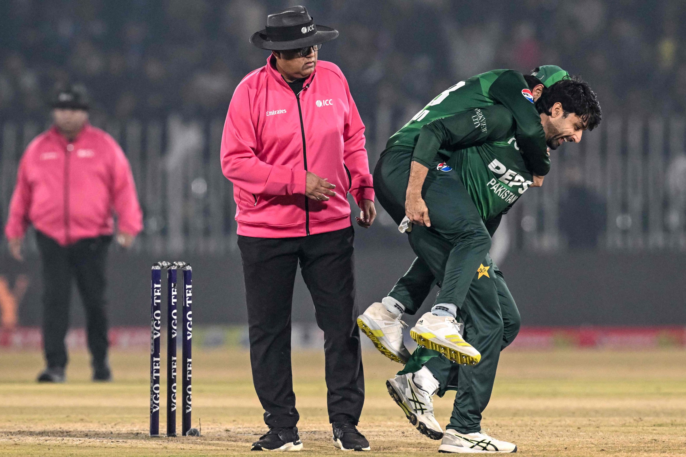 Pakistan spins out Sri Lanka for 114 to win T20 tri-series final