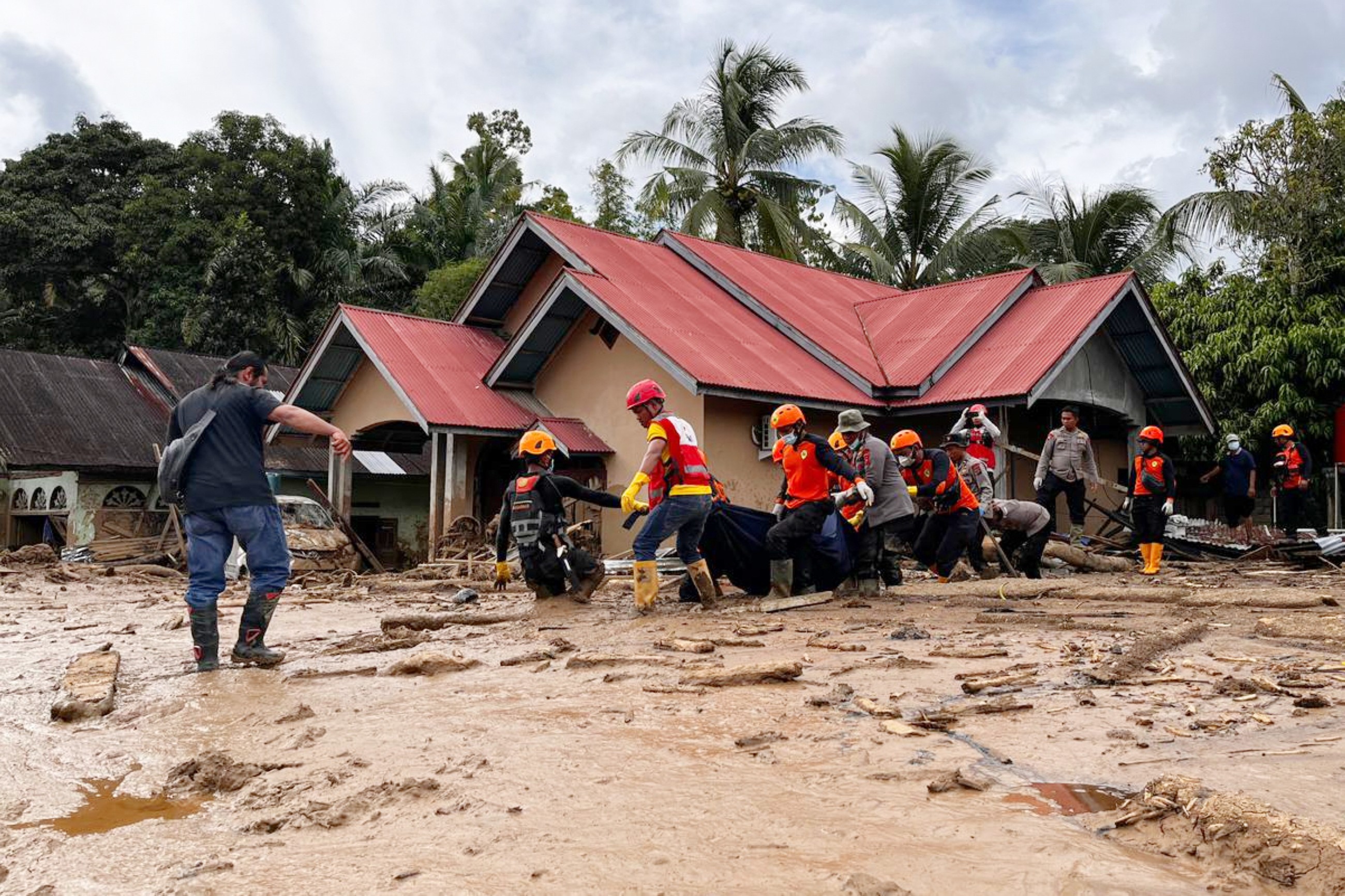 UAE President offers condolences to Indonesia leader over floods, landslides victims