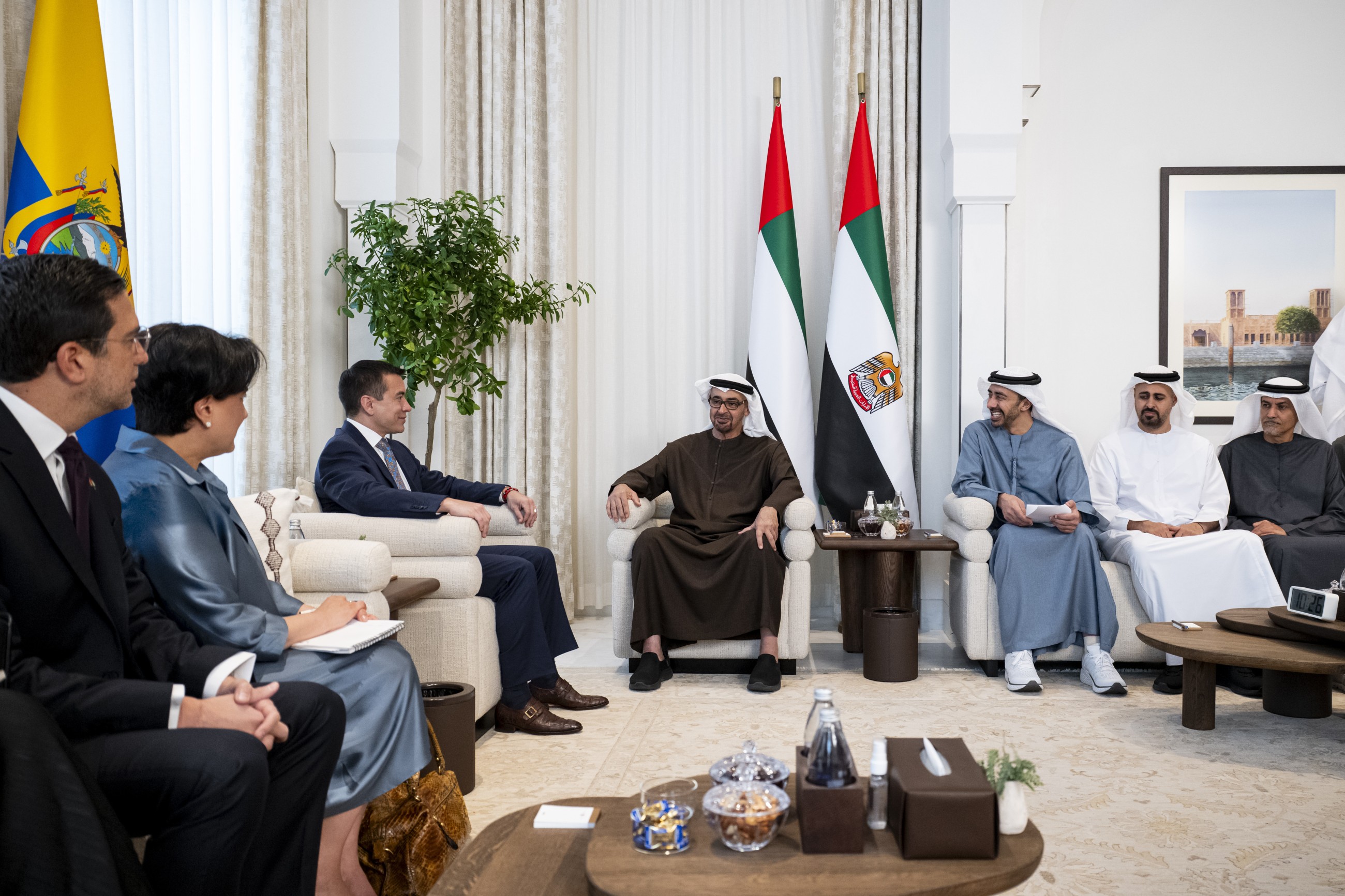 Sheikh Mohamed discusses bilateral cooperation with Ecuadorian President