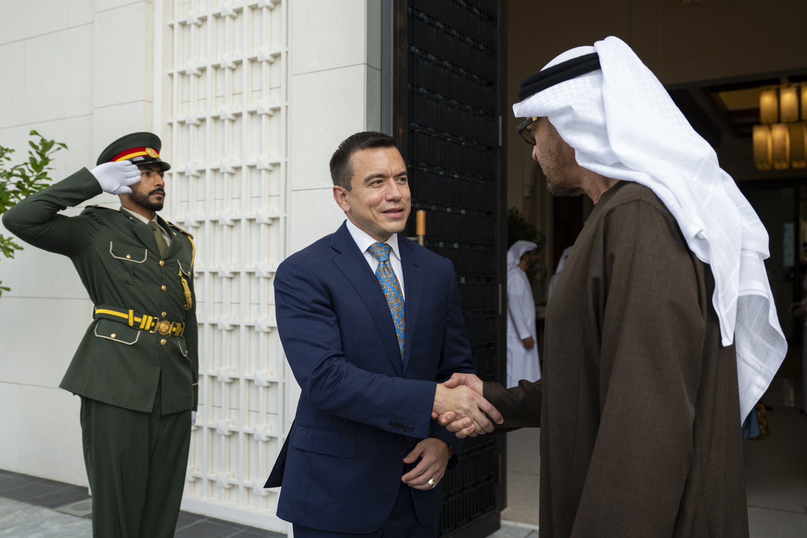 Sheikh Mohamed discusses bilateral cooperation with Ecuadorian President