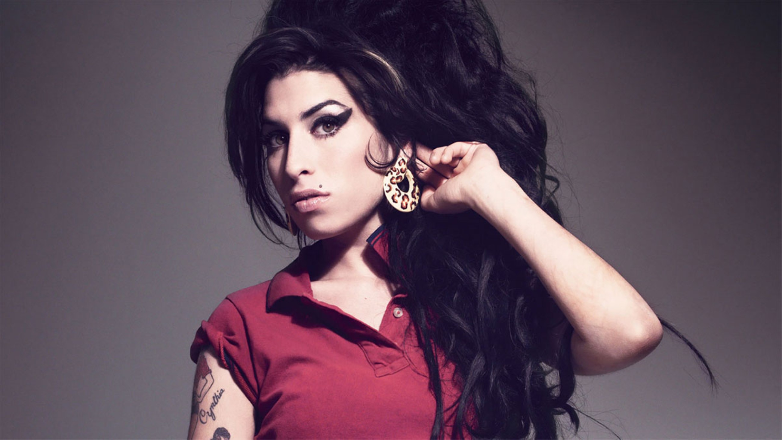 Friends secretly auctioned Winehouse items, court told